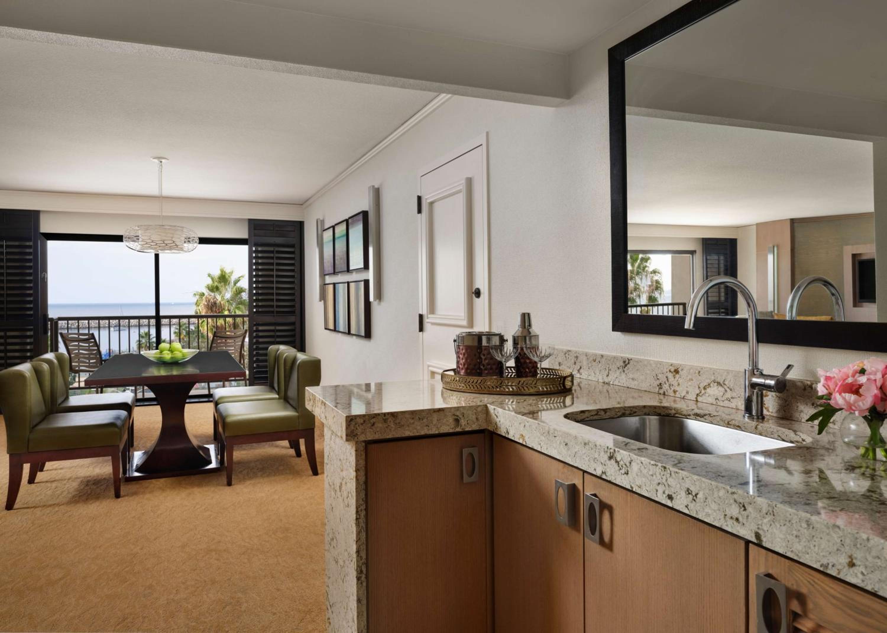 Suite - Photo 3