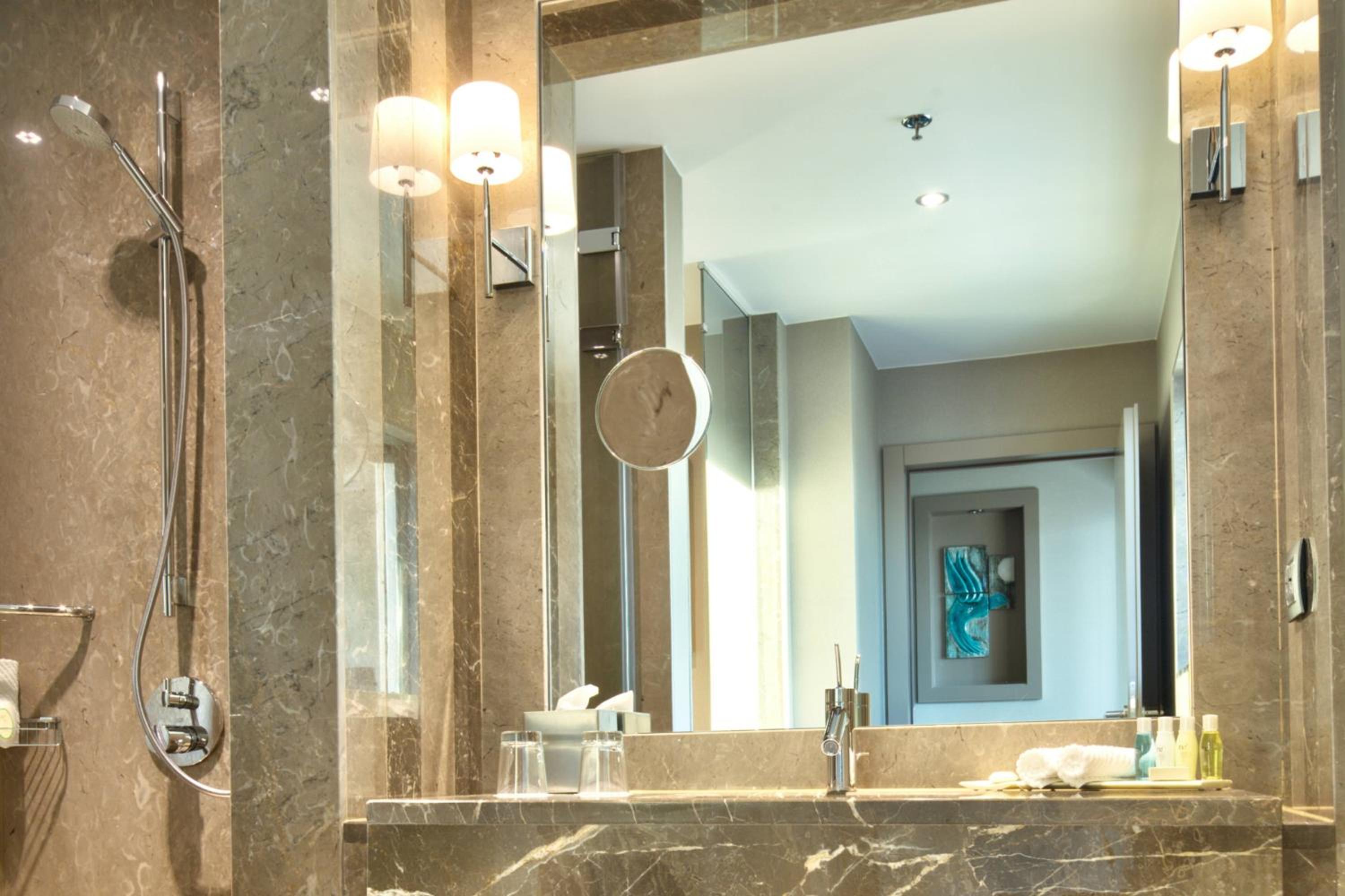 Deluxe Twin Room with Bosphorus View thumbnail 5