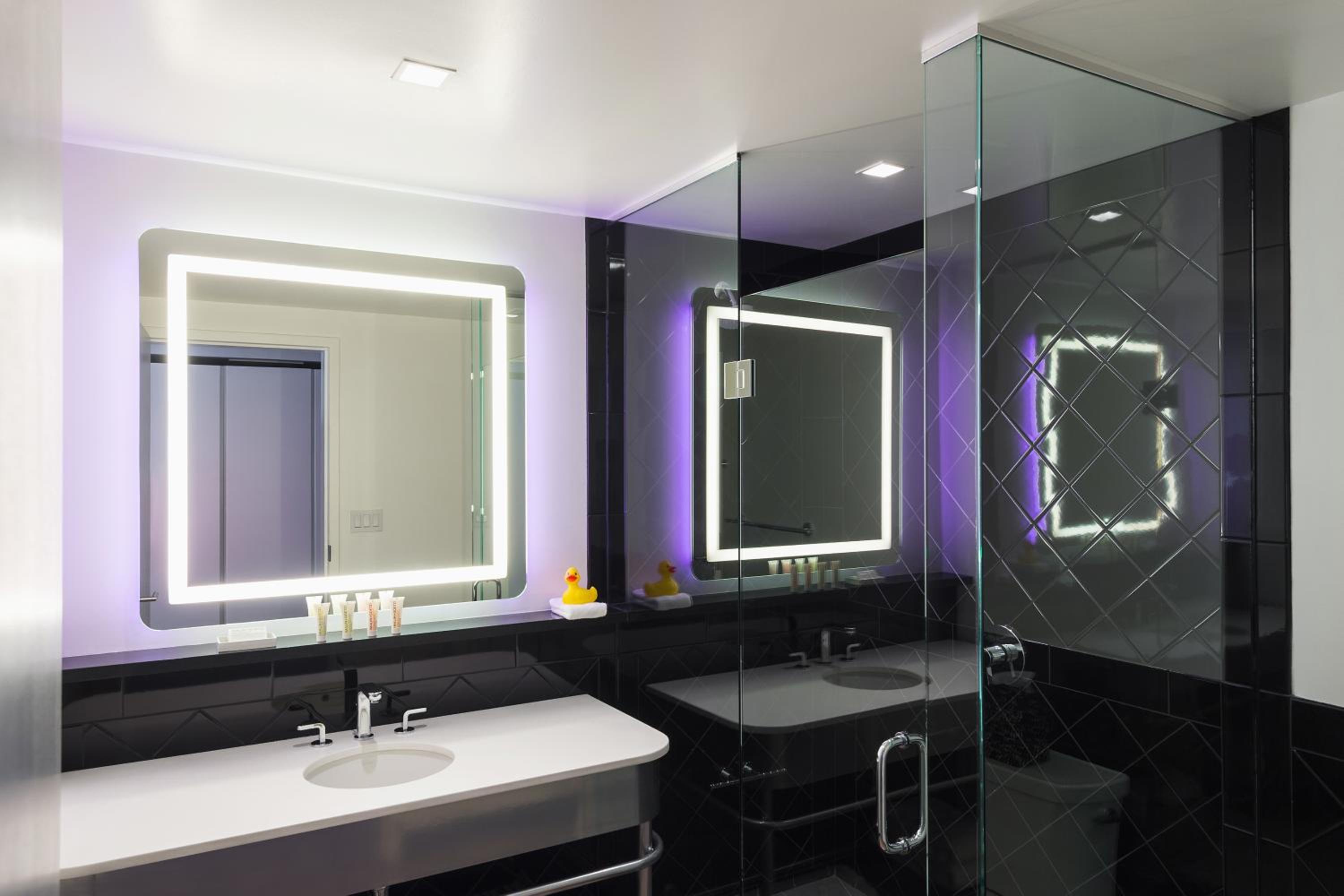 Deluxe King Room - Hearing Impaired photo 2
