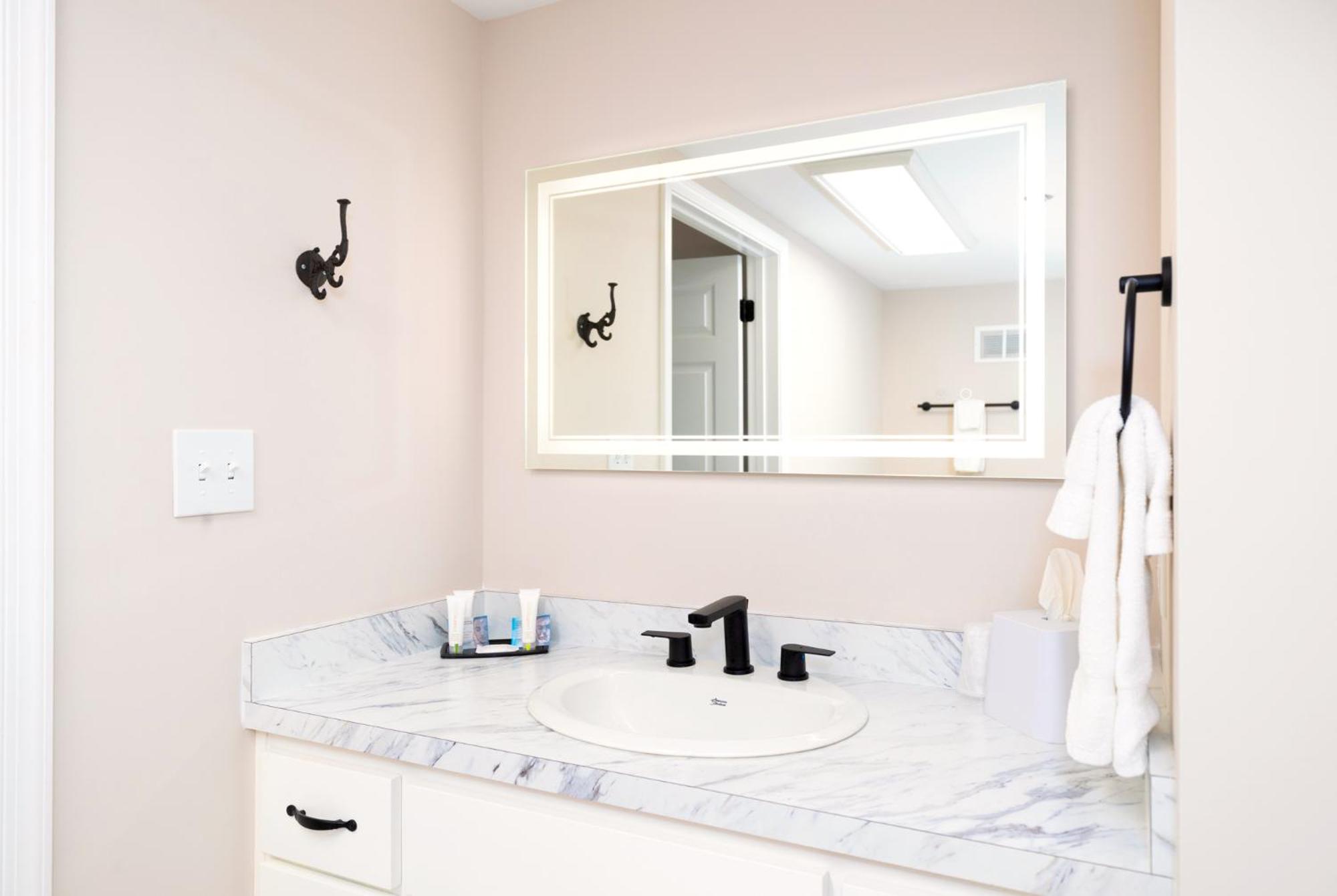 One-Bedroom Executive King Suite - Non-Smoking - Photo 2