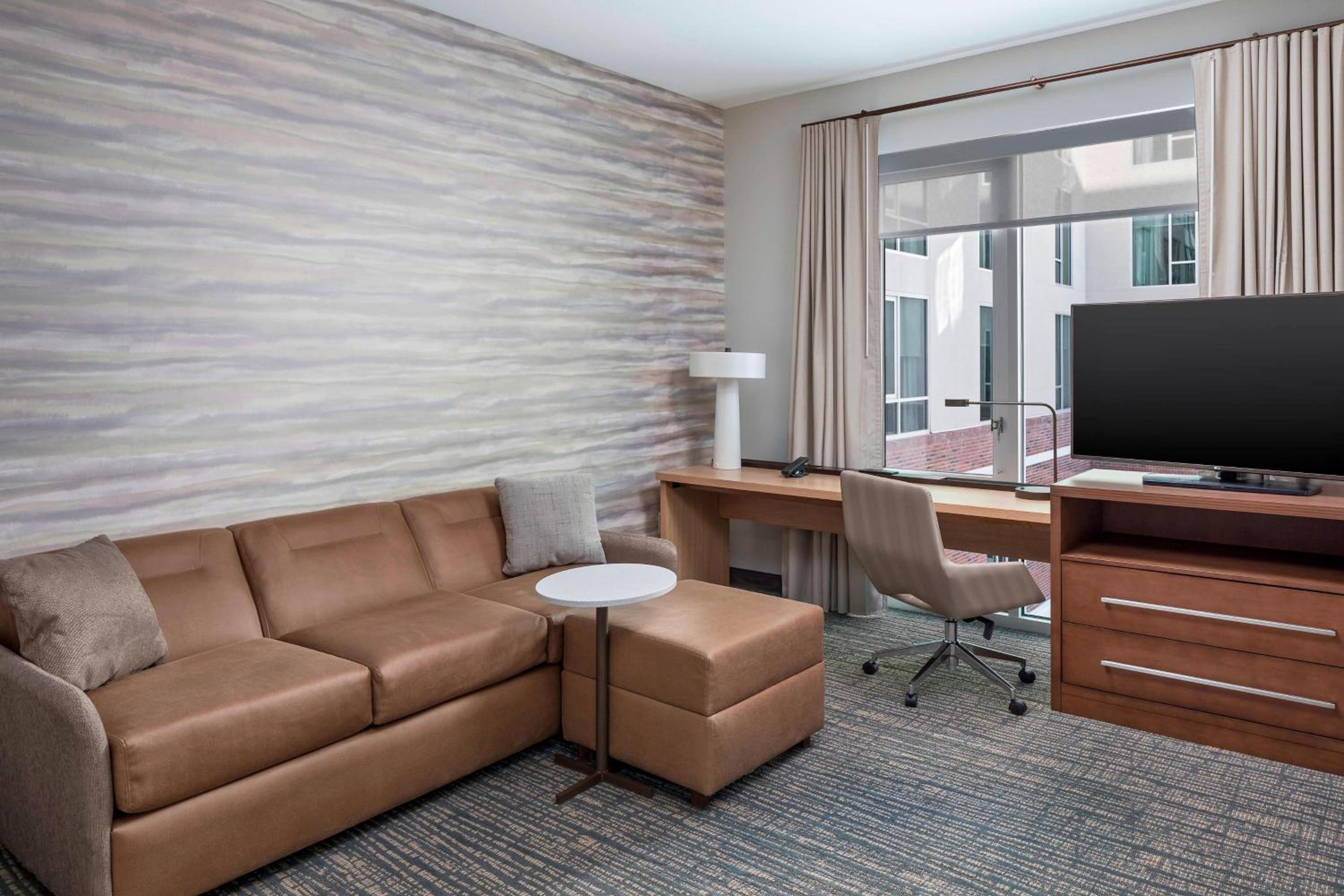 Two-Bedroom Apartment with King and Queen Bed and Sofa Bed photo 1