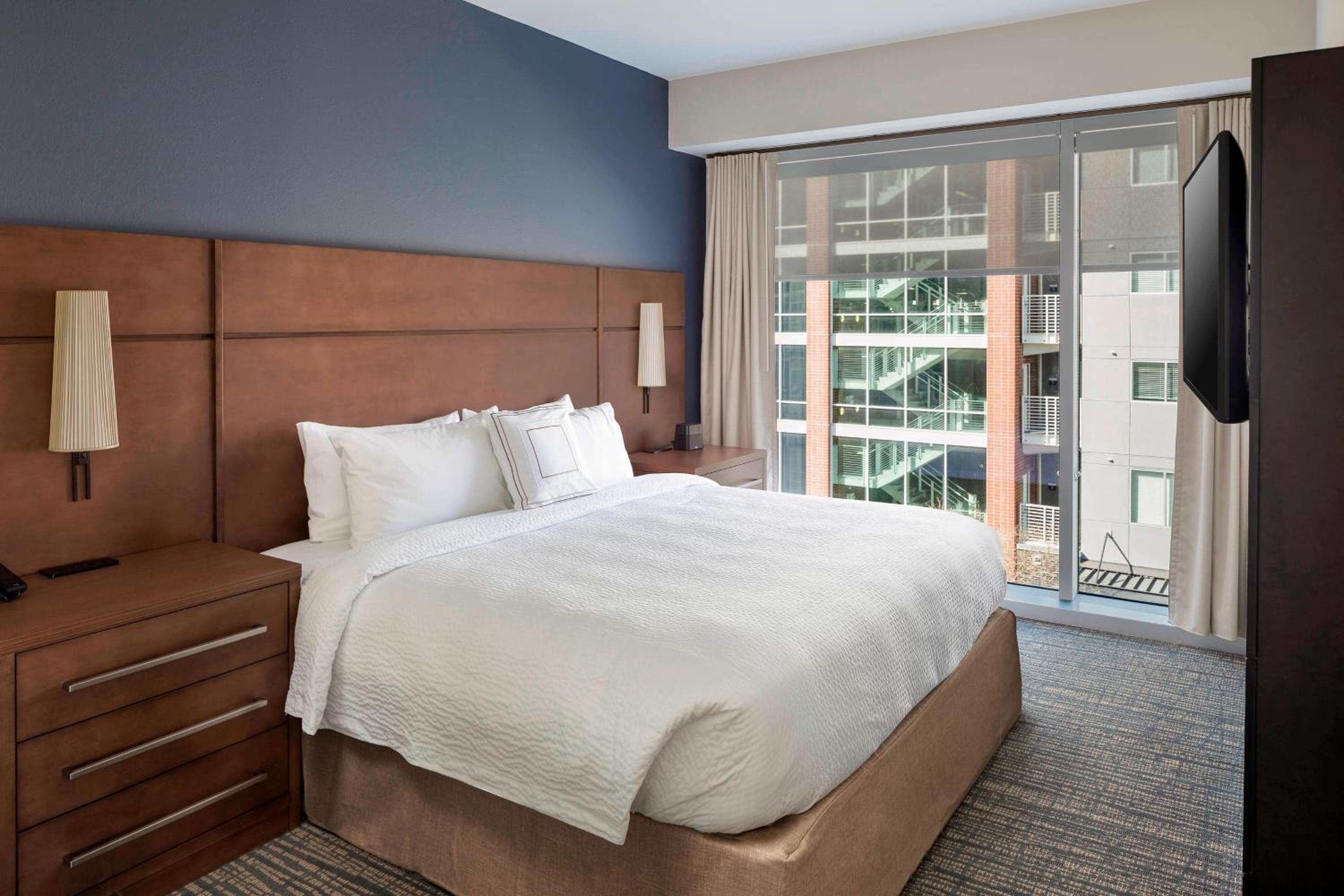 Two-Bedroom Apartment with King and Queen Bed and Sofa Bed photo 2
