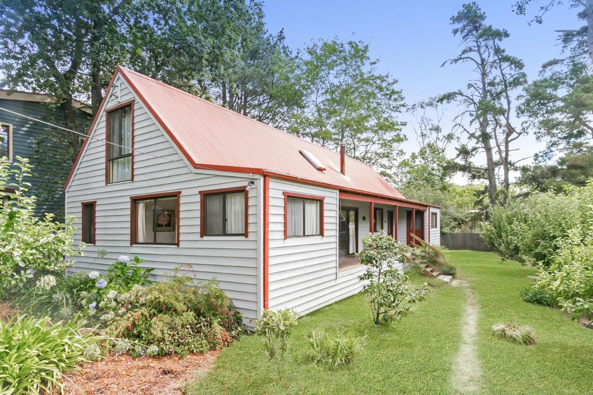 Five-Bedroom House photo 3