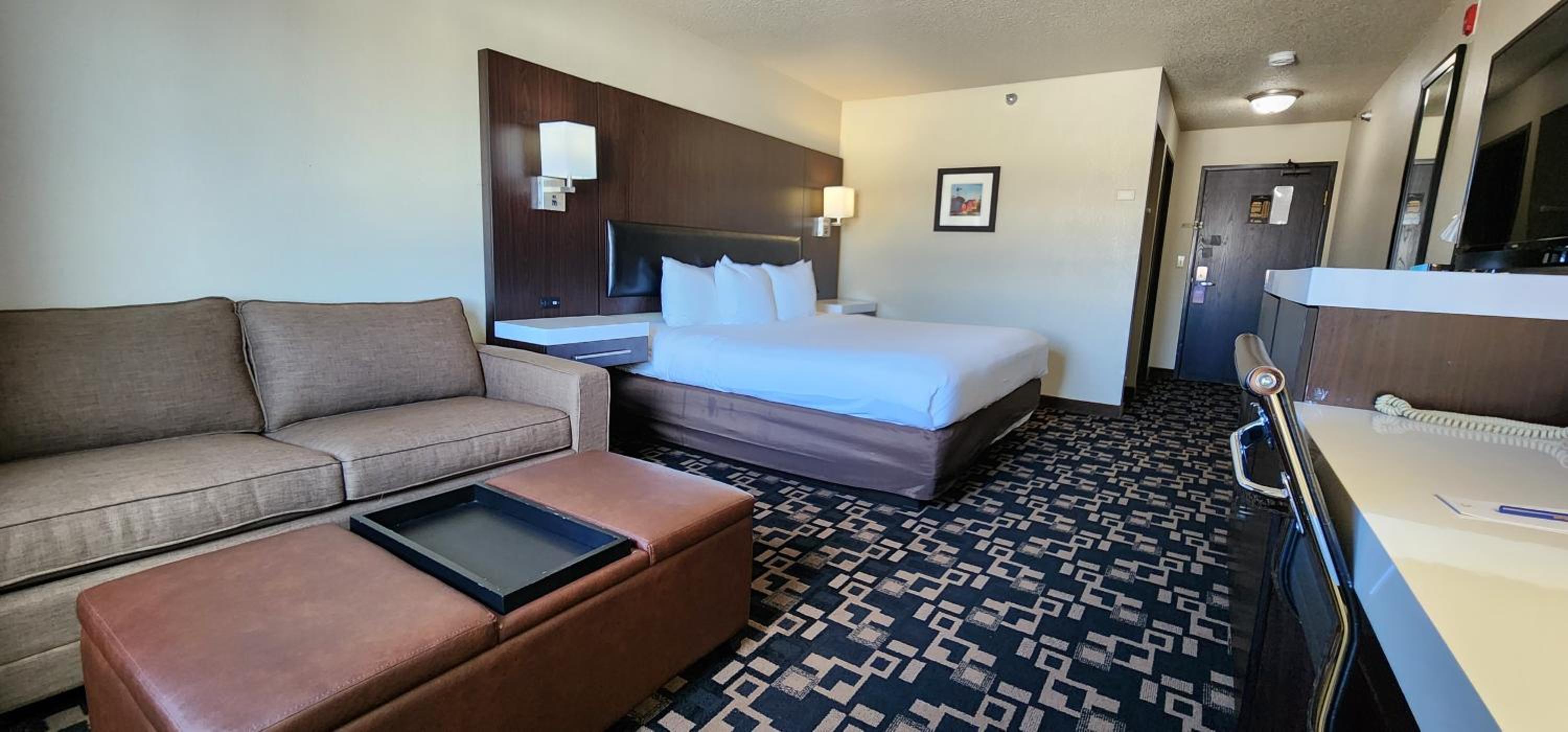 King Suite with Sofa Bed - Non-Smoking - Photo 3