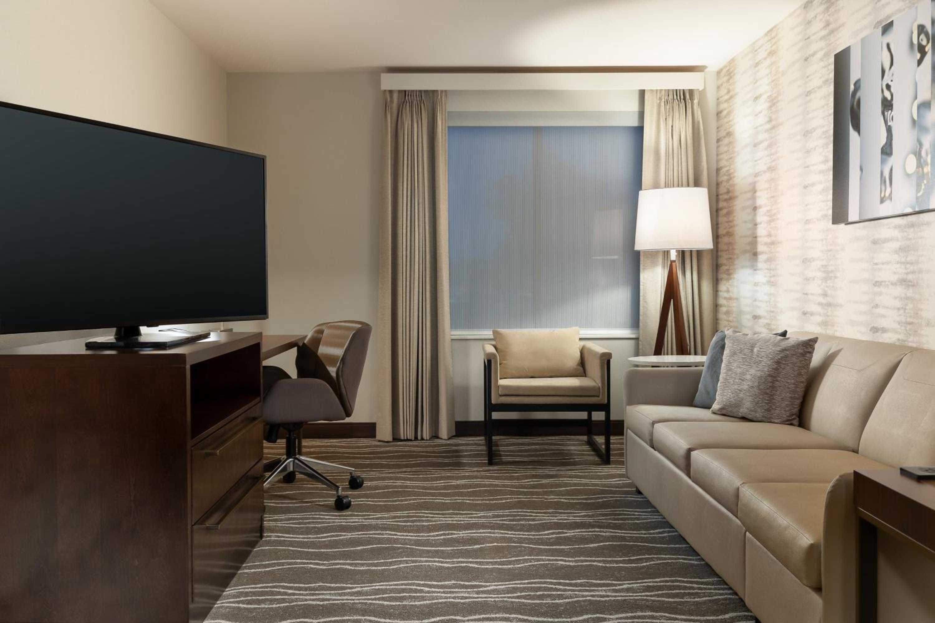 One-Bedroom Suite with Two Queen Beds with Bath Tub and Sofa Bed - Photo 3