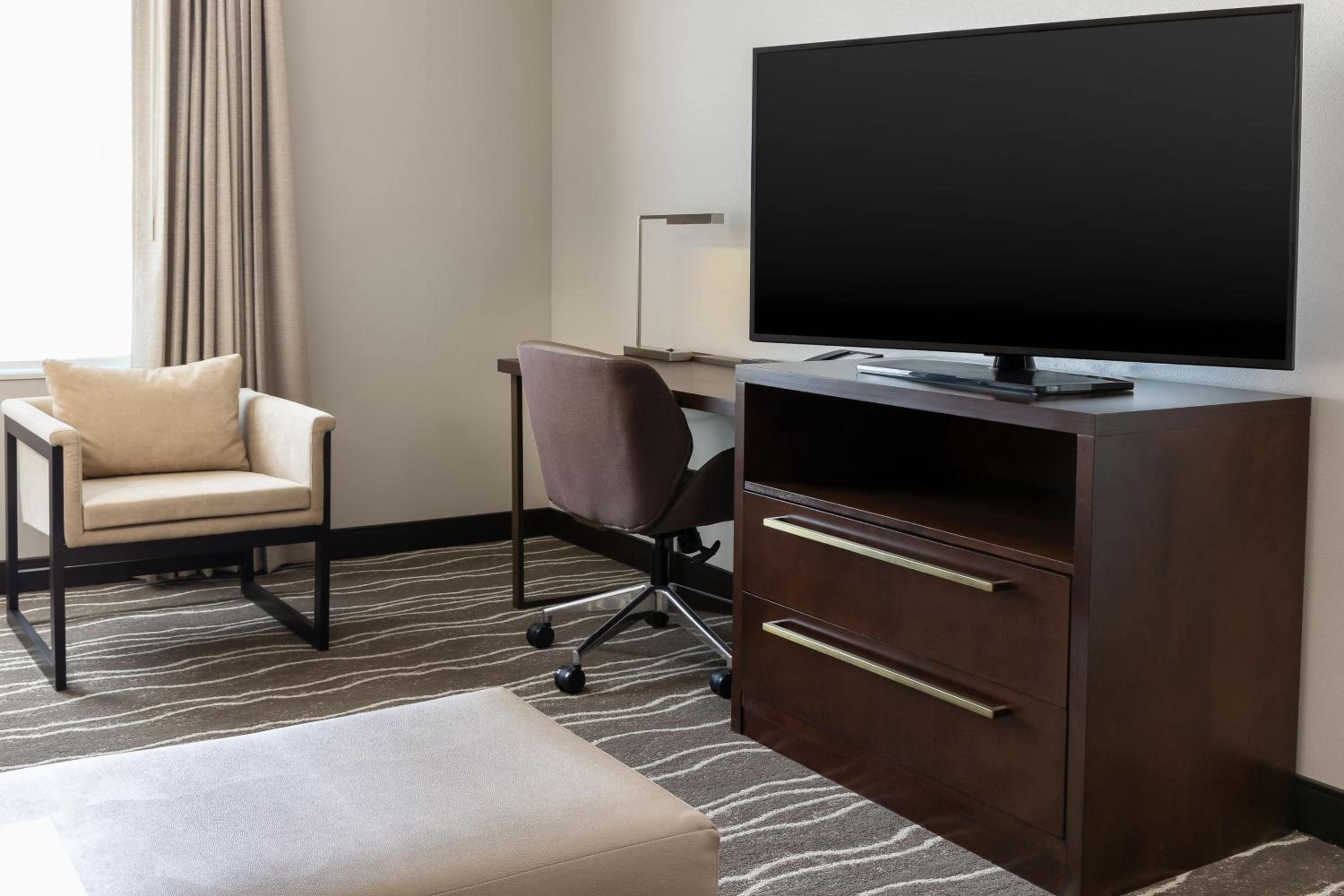 One-Bedroom Suite with Two Queen Beds and Sofa Bed - Photo 7