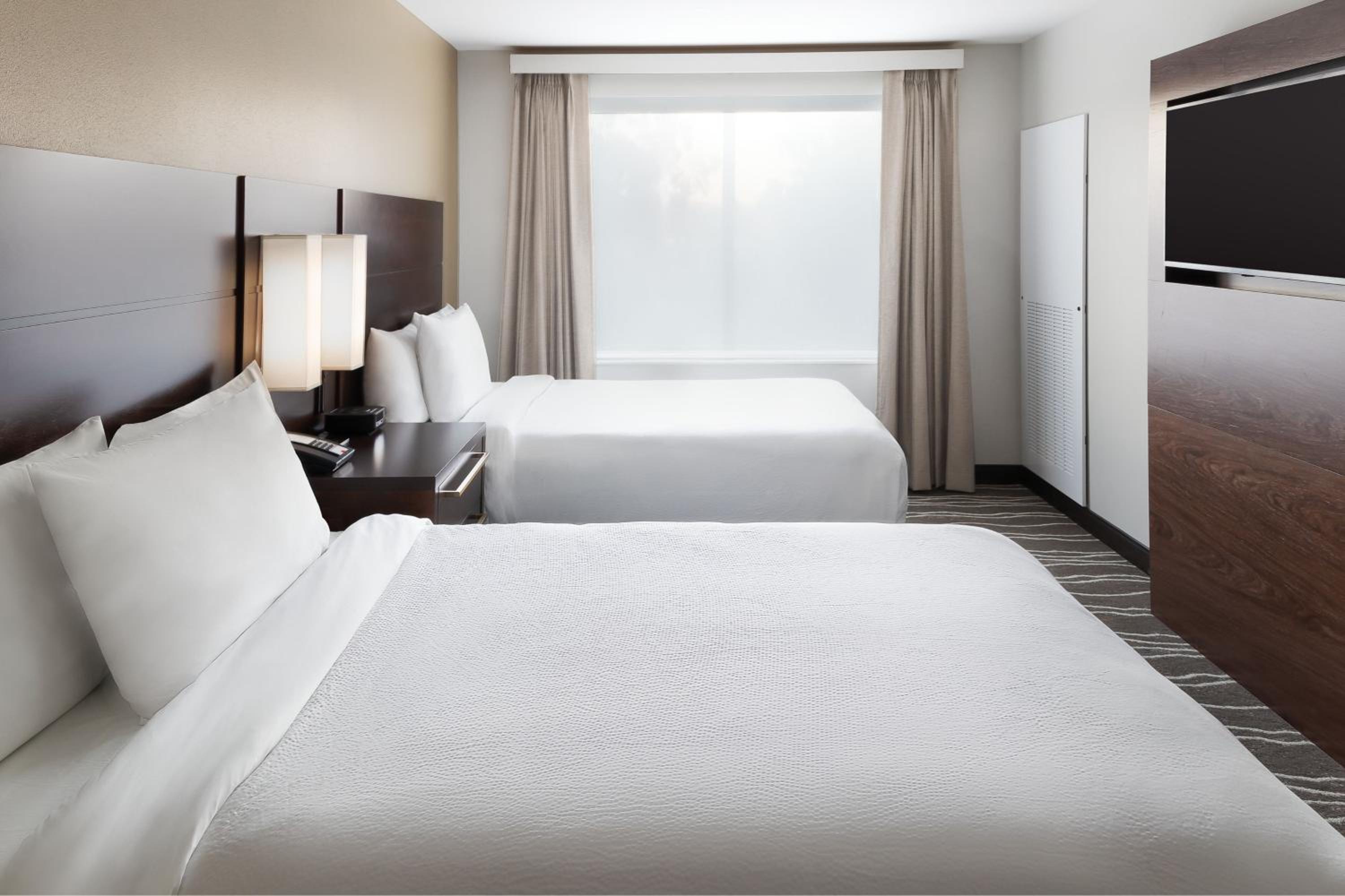 One-Bedroom Suite with Two Queen Beds with Bath Tub and Sofa Bed - Photo 8