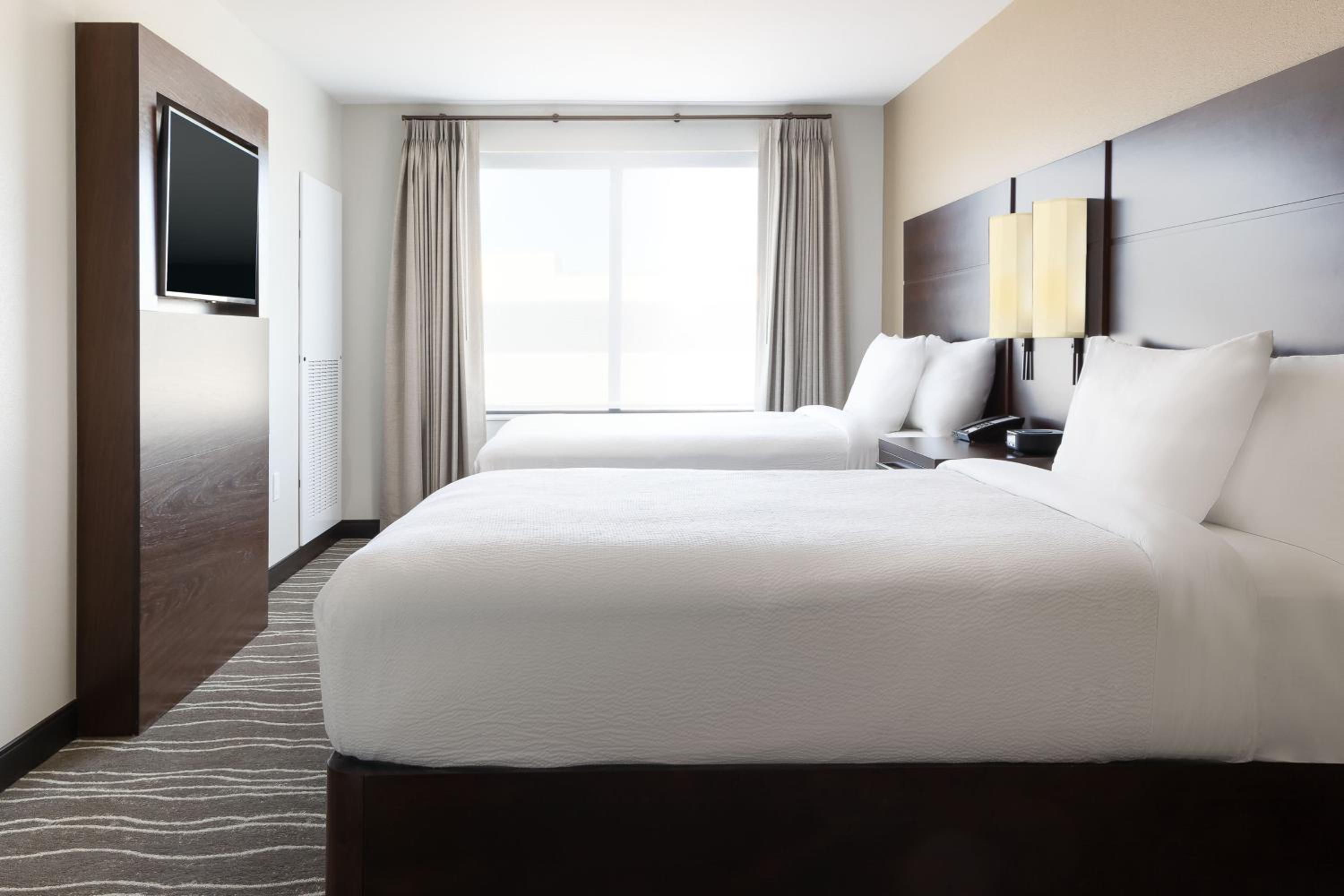 One-Bedroom Suite with Two Queen Beds and Sofa Bed - Photo 6