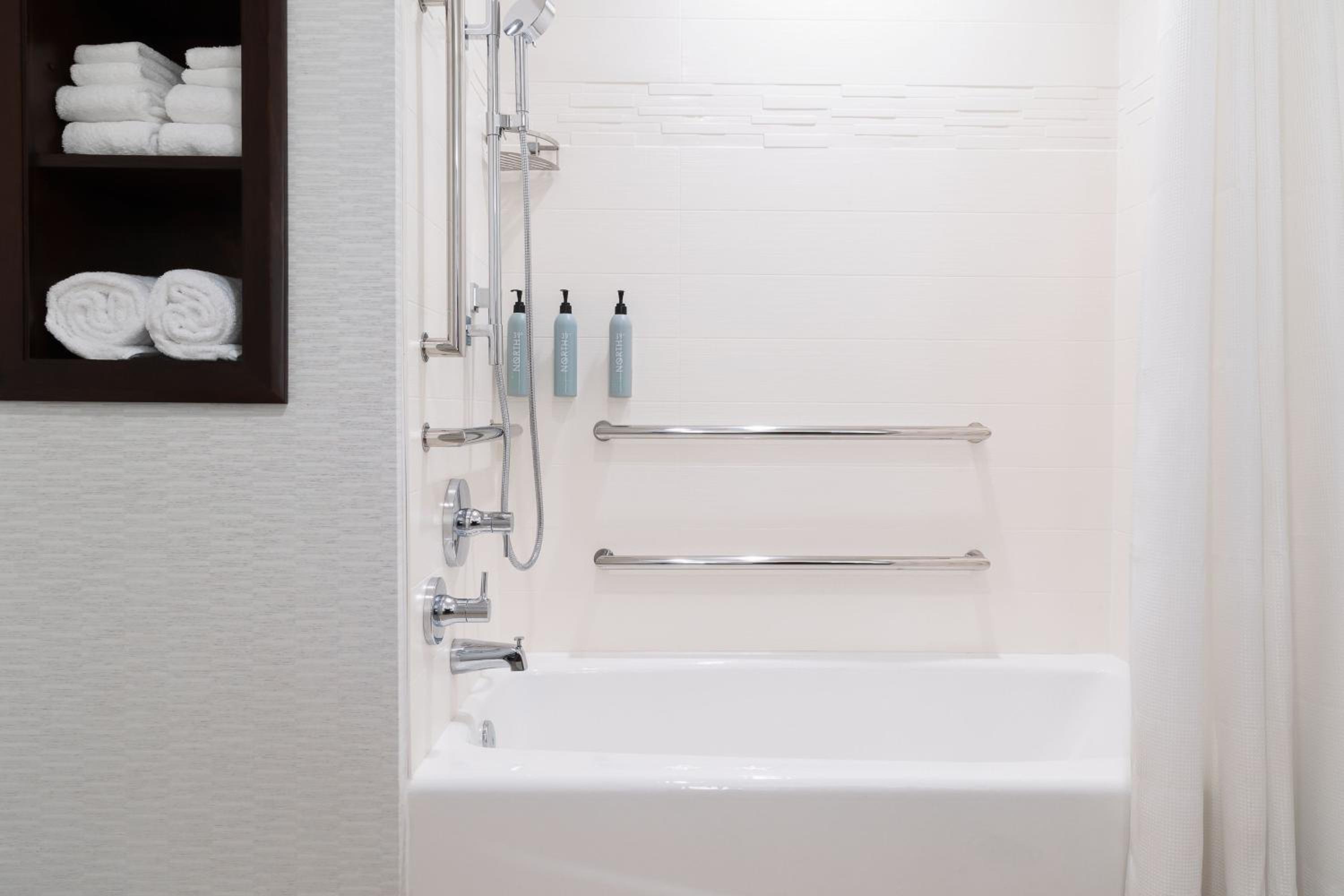 One-Bedroom Suite with Two Queen Beds with Bath Tub and Sofa Bed - Photo 11