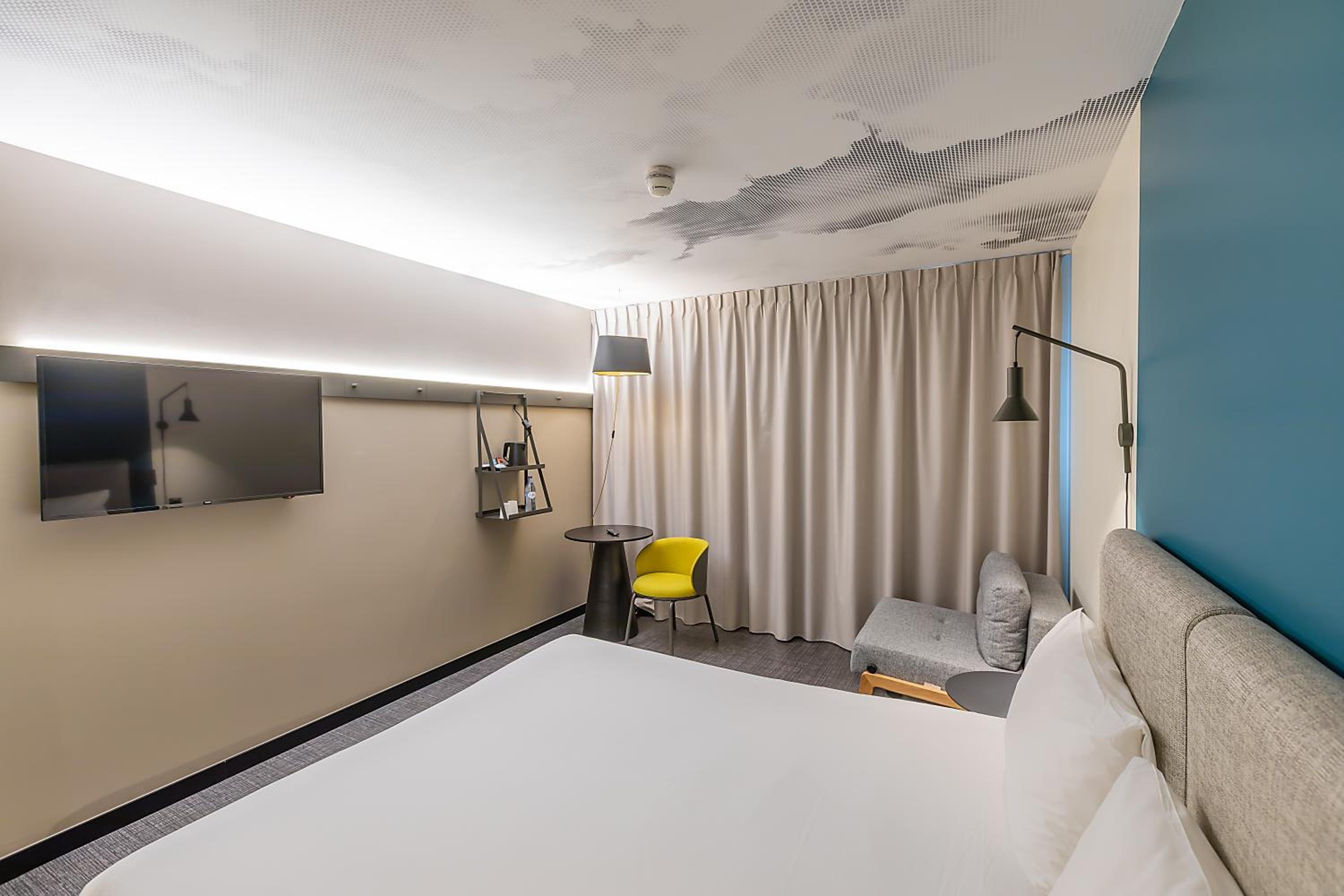Superior Double Room thumbnail 5