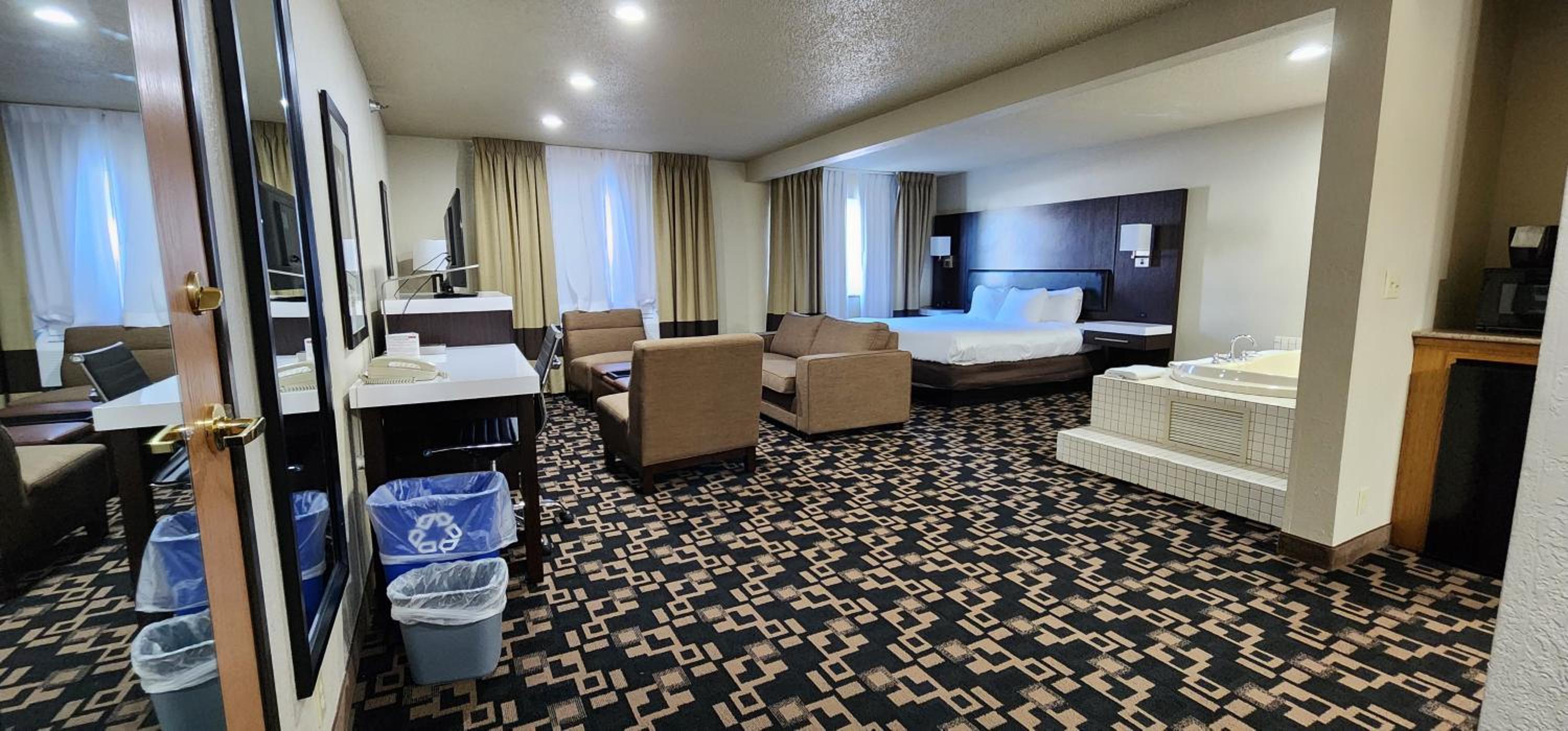 King Suite with Sofa Bed and Whirlpool - Nonsmoking - Photo 1