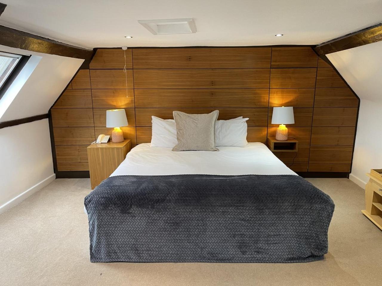 Deluxe Double Room with Bath - Photo 5