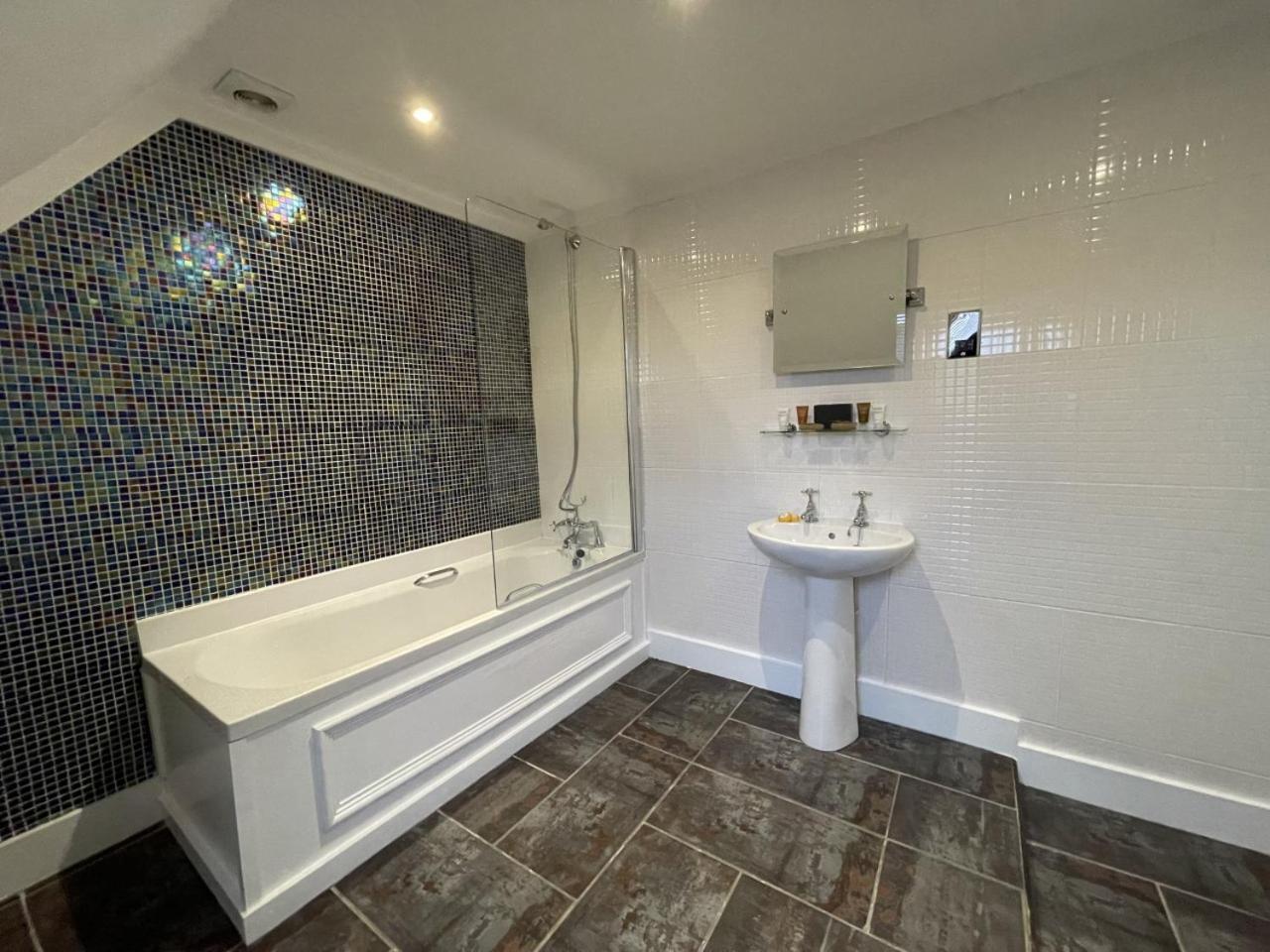 Deluxe Double Room with Bath - Photo 6