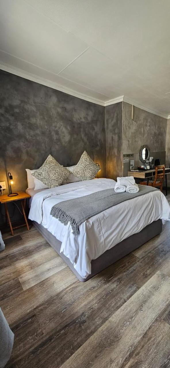 Queen Room with Garden View