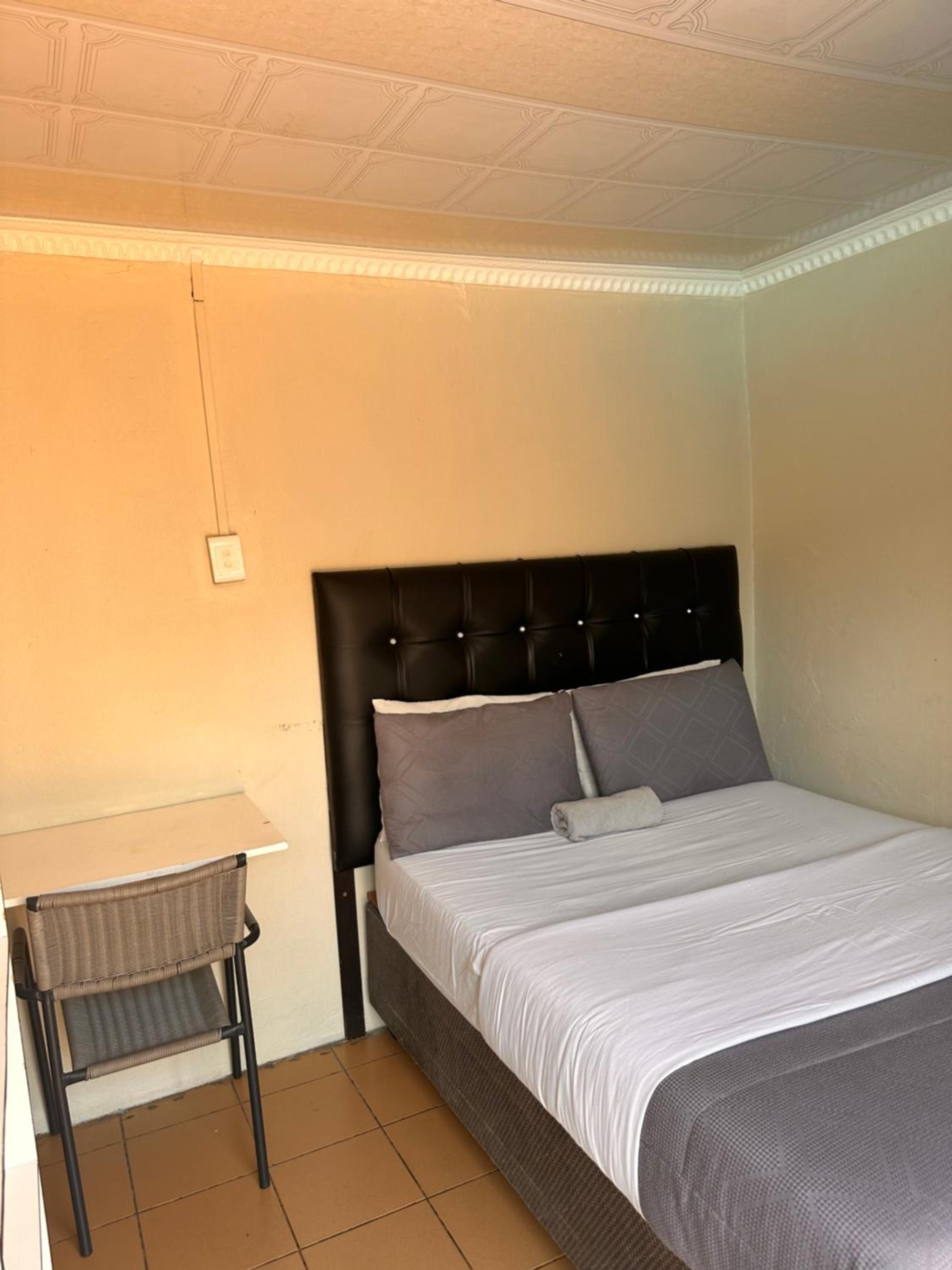 Double Room - Photo 5