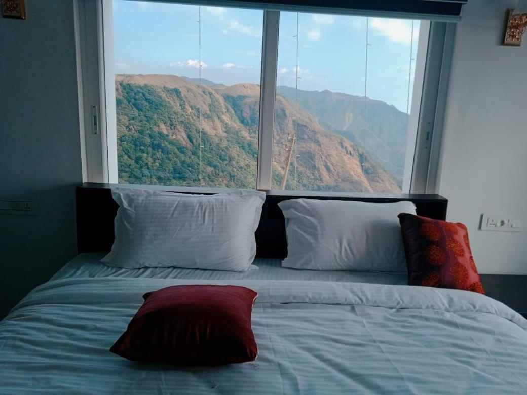 King Suite With Balcony photo 2