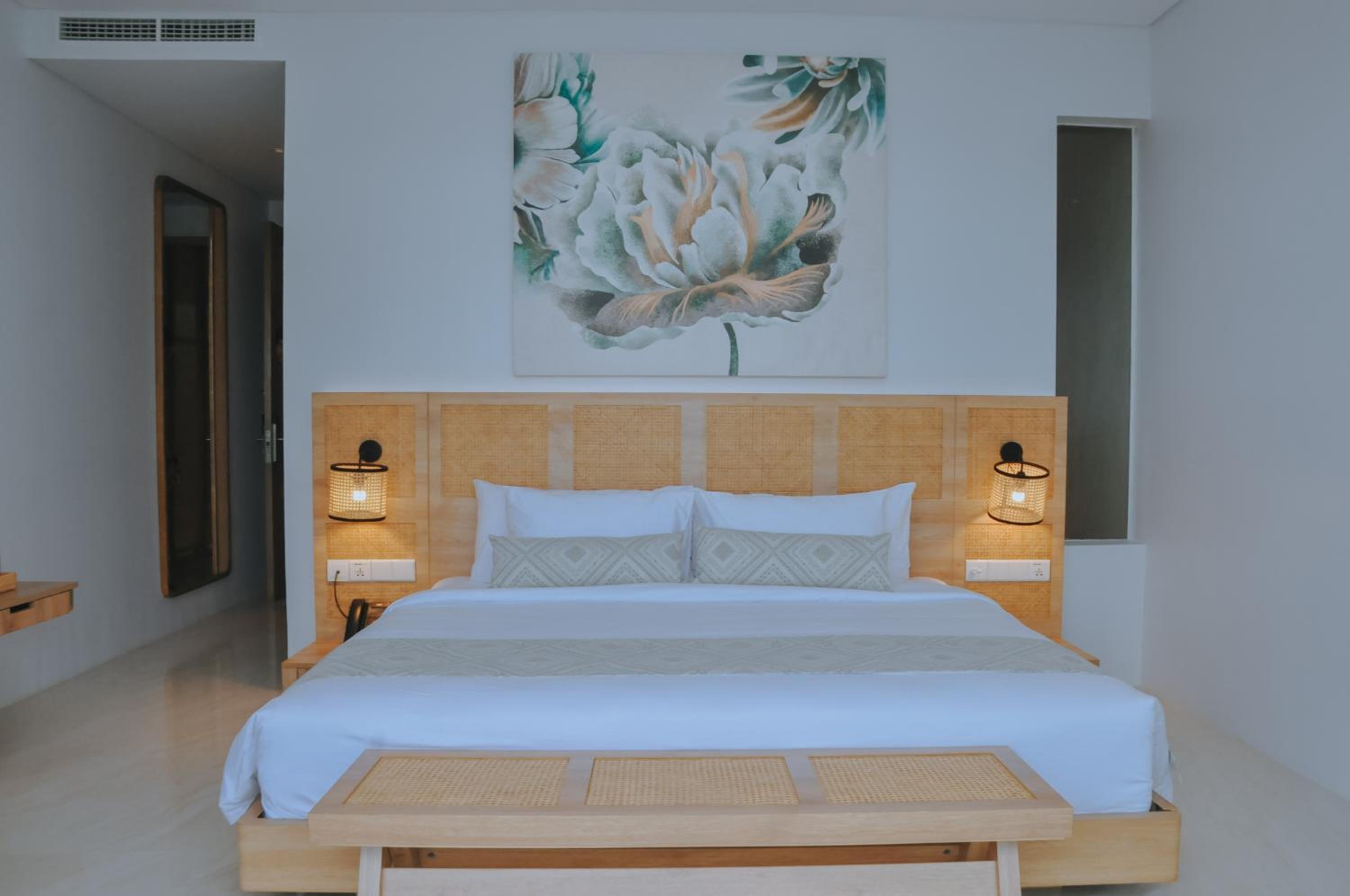 Deluxe Double Room with Balcony - Photo 4