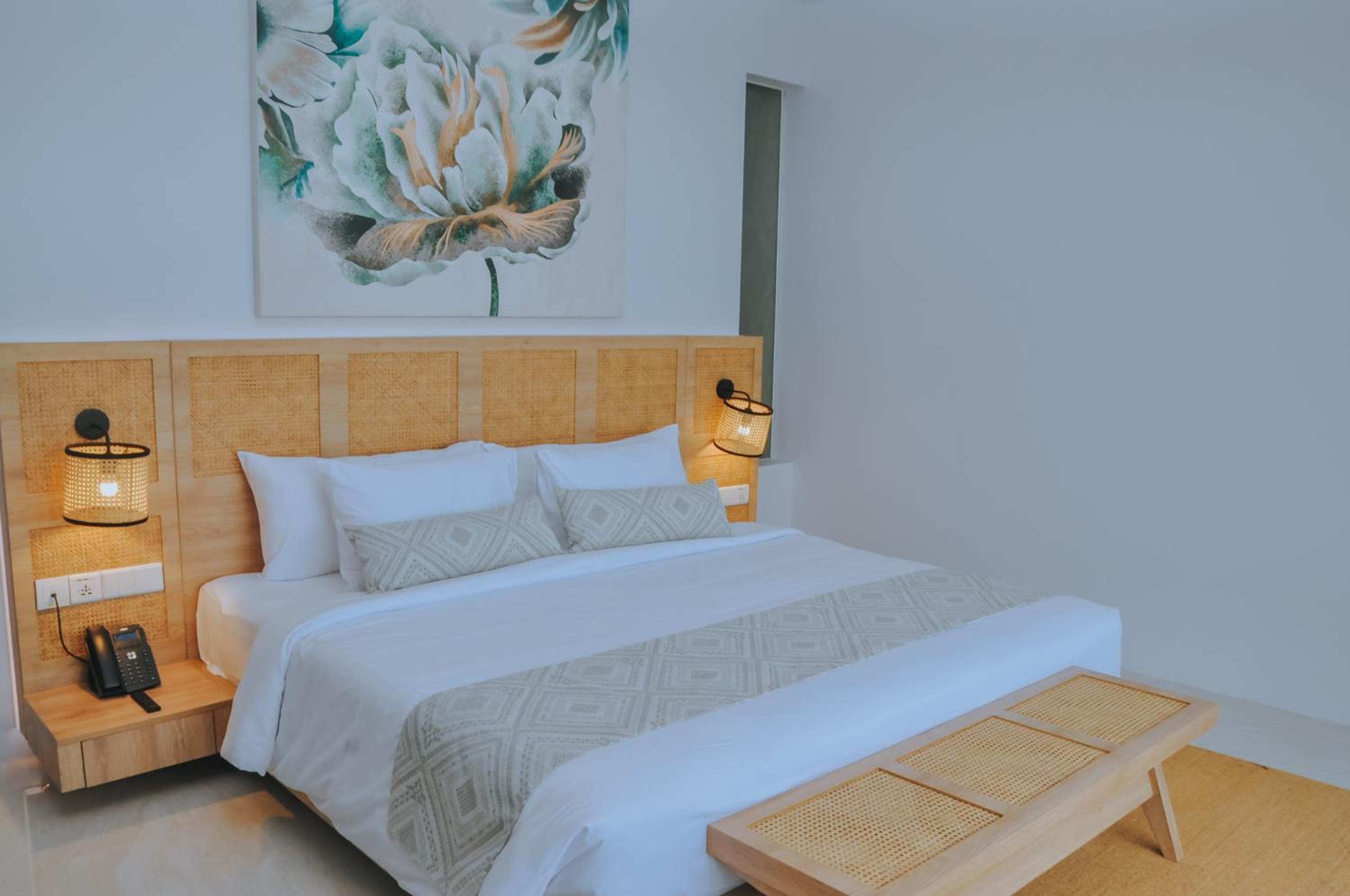 Deluxe Double Room with Balcony - Photo 2