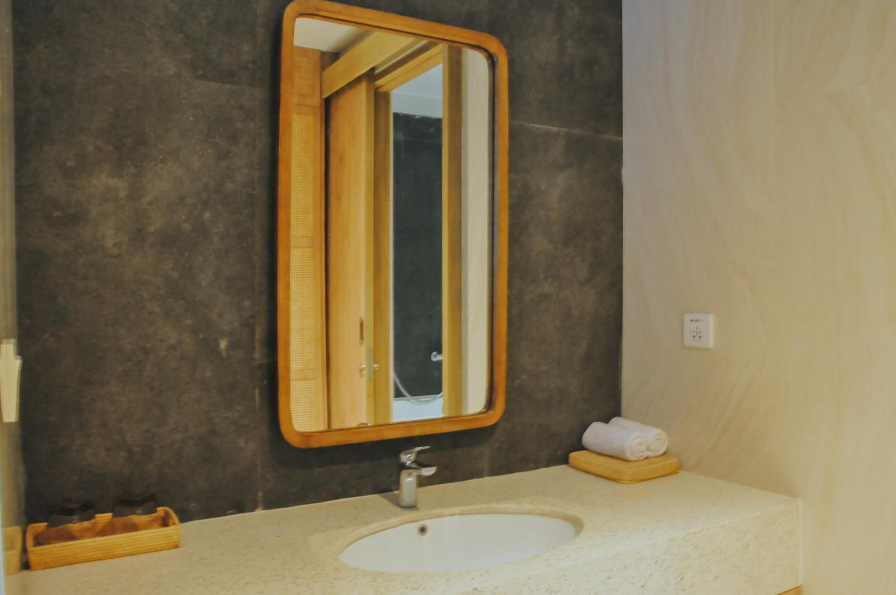 Deluxe Double Room with Balcony - Photo 6