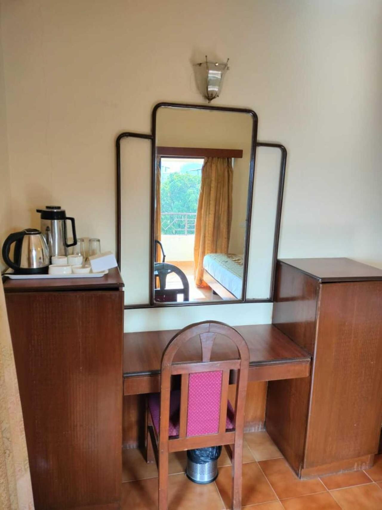Deluxe Double or Twin Room with Pool View photo 2