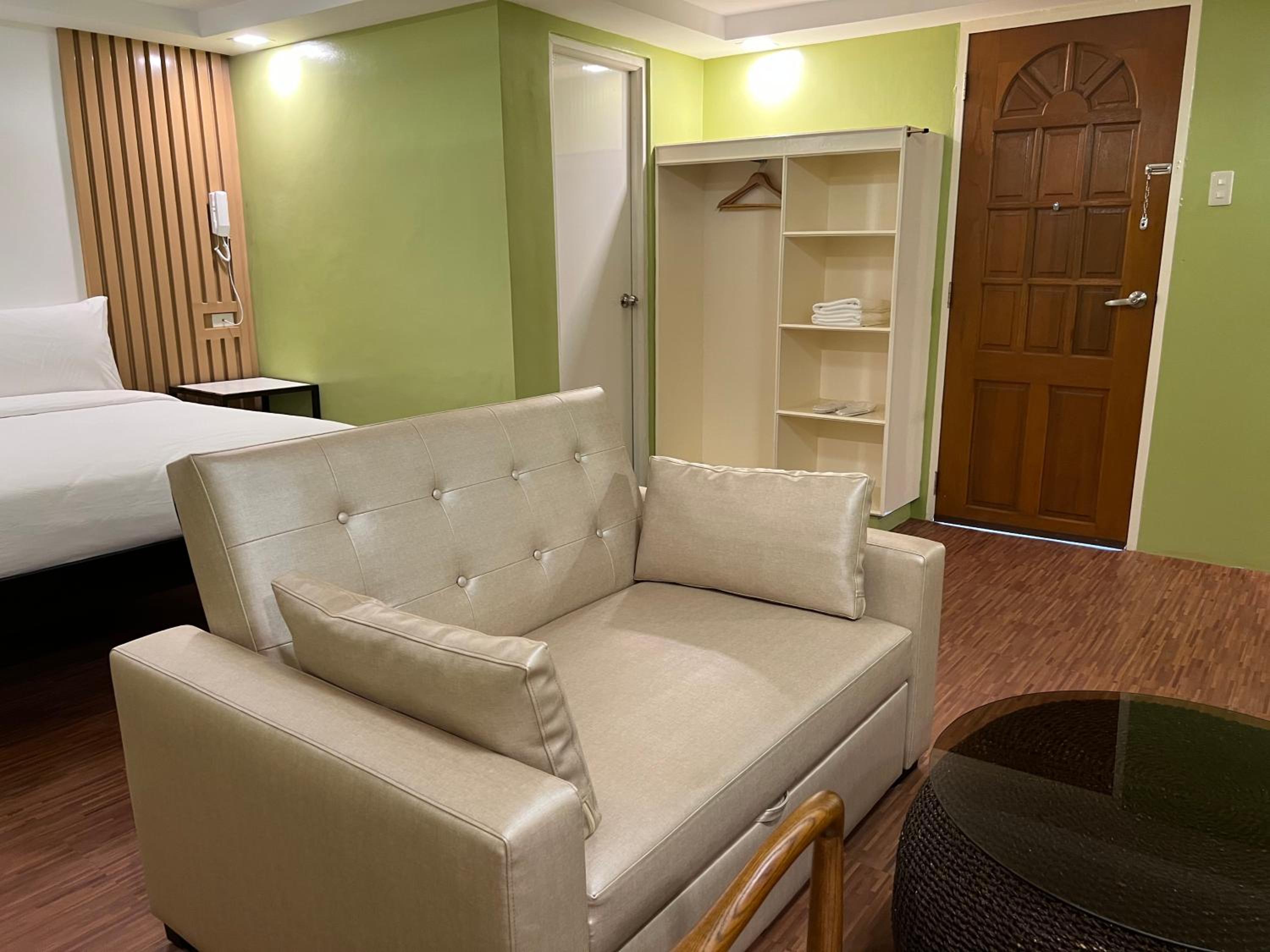 Deluxe Queen Suite photo 3