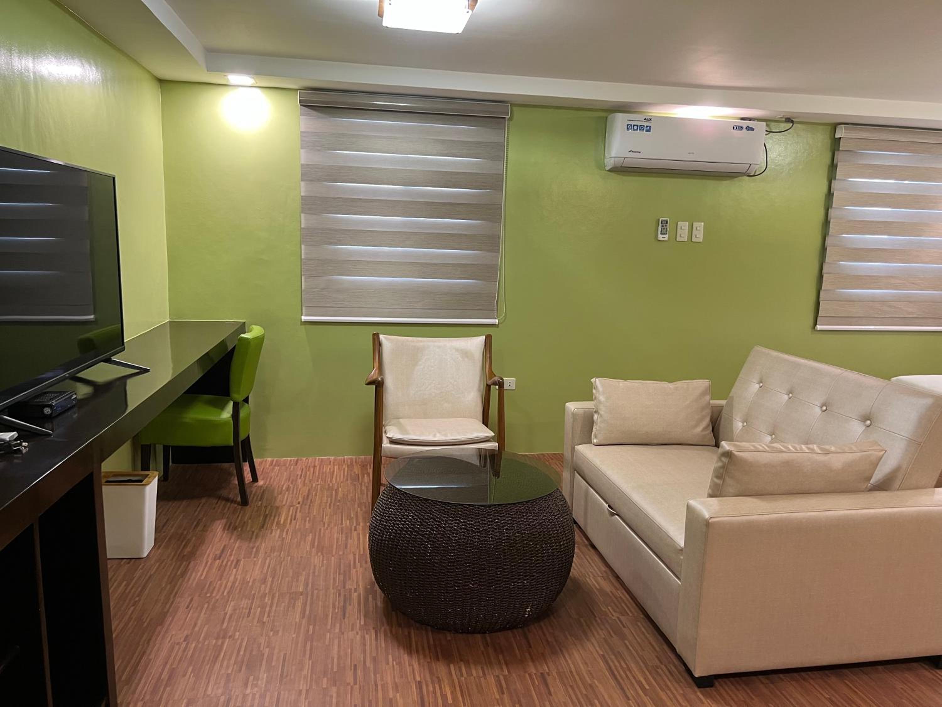 Deluxe Queen Suite