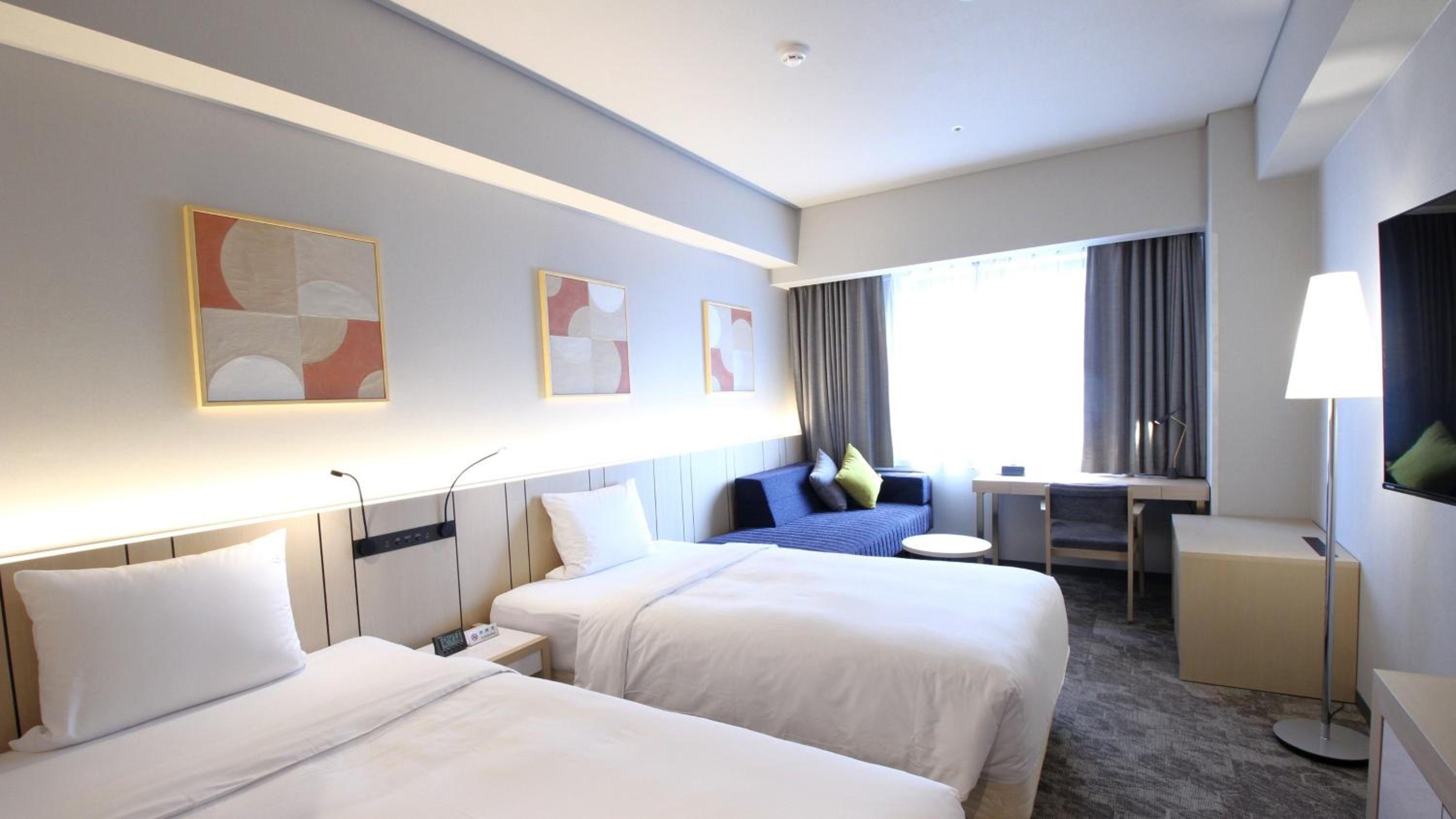 Premium Twin Room with Sofa Bed - Mid Floor/Non-Smoking - Photo 3