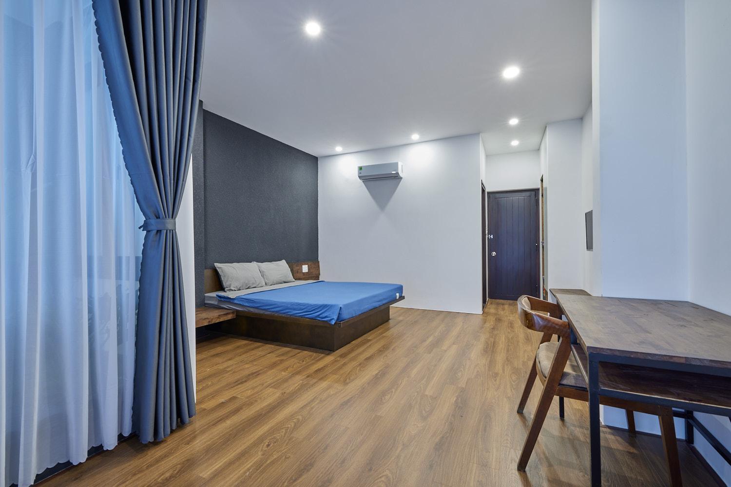 King Room with Balcony - Photo 9