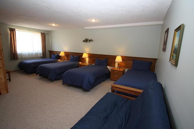 Queen Room with Two Queen Beds photo 2