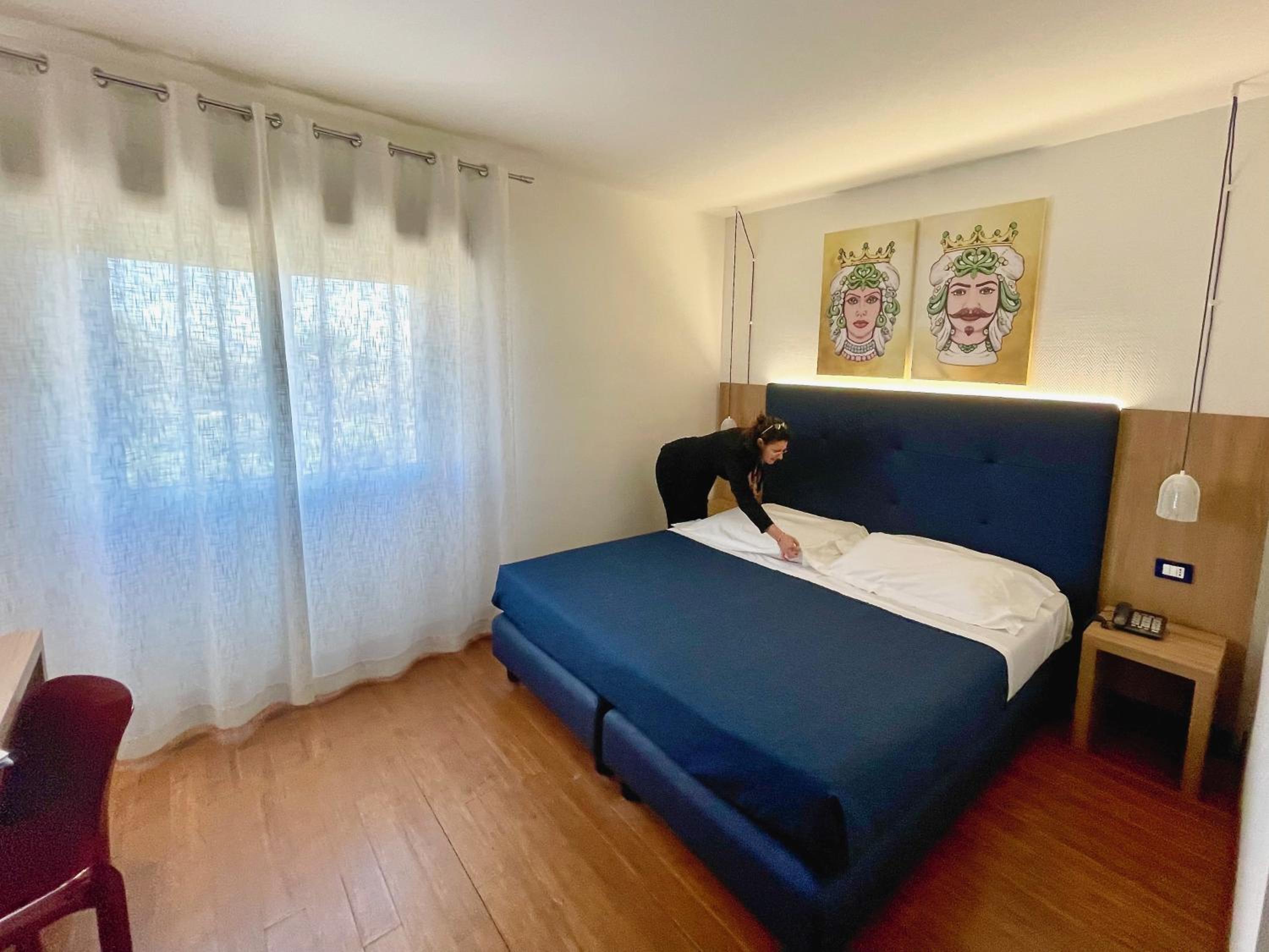 Classic Double Room with City View - Photo 5
