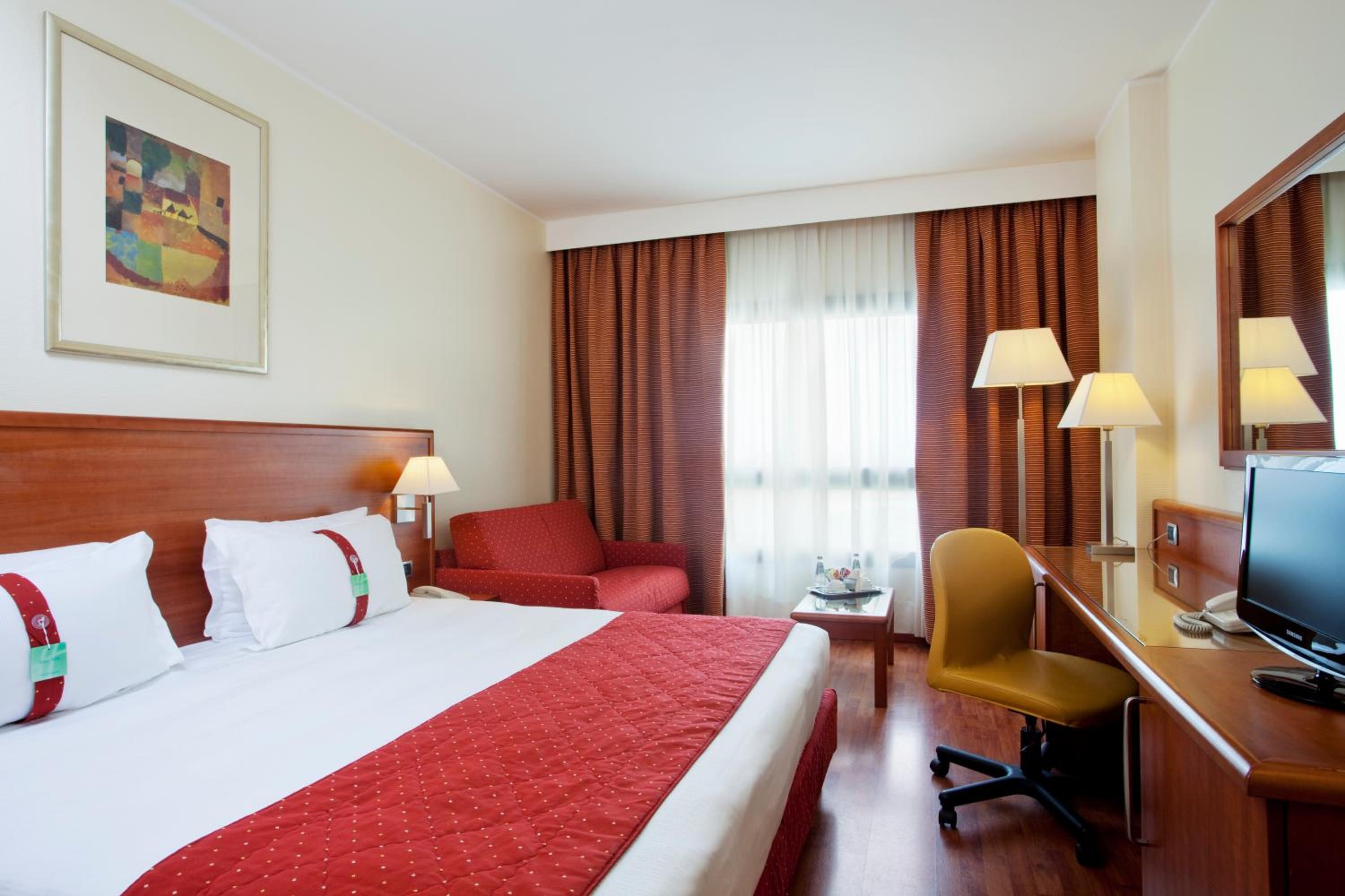 Premium King Room with Sofa Bed - Photo 5