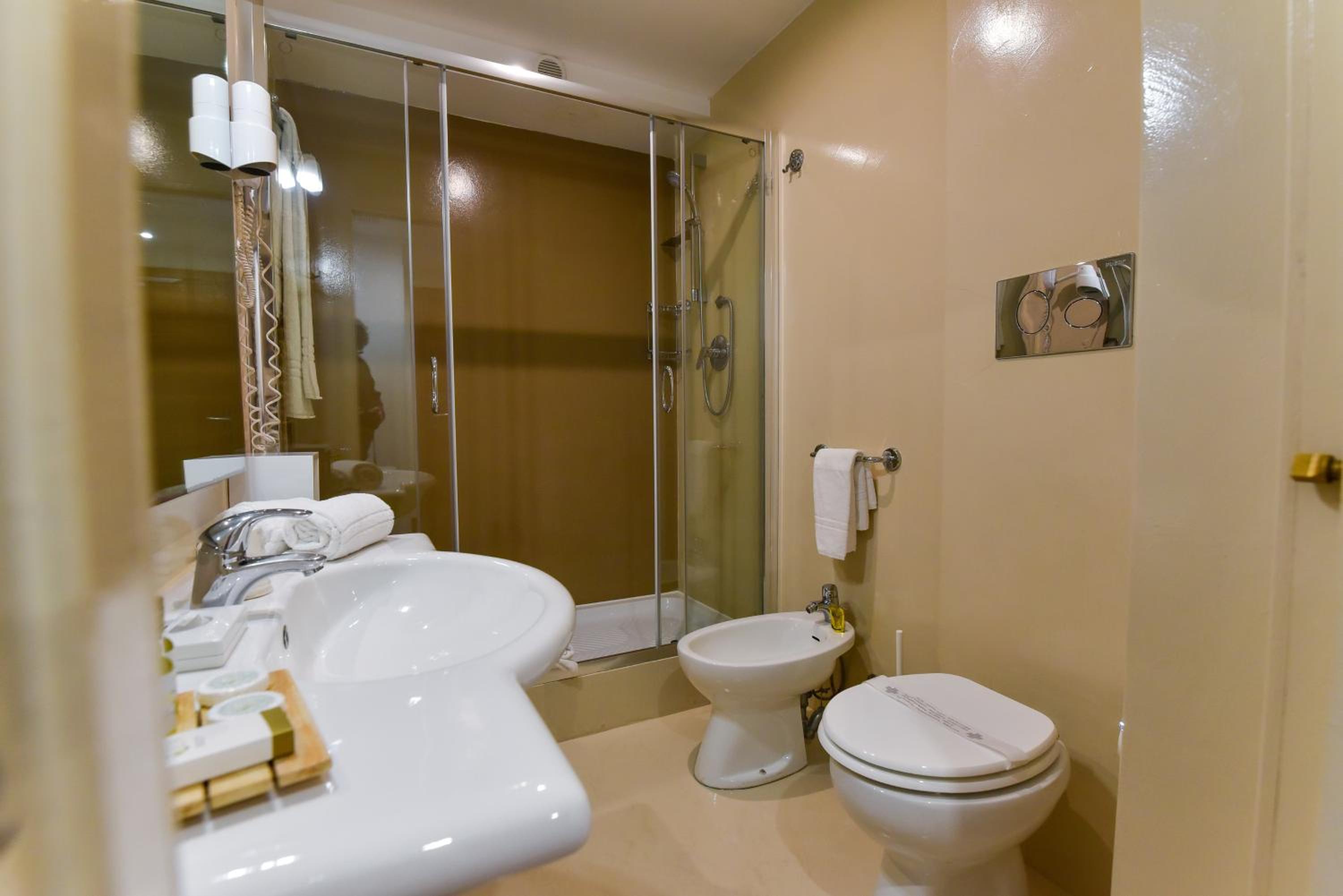 Large Double Room - Photo 5