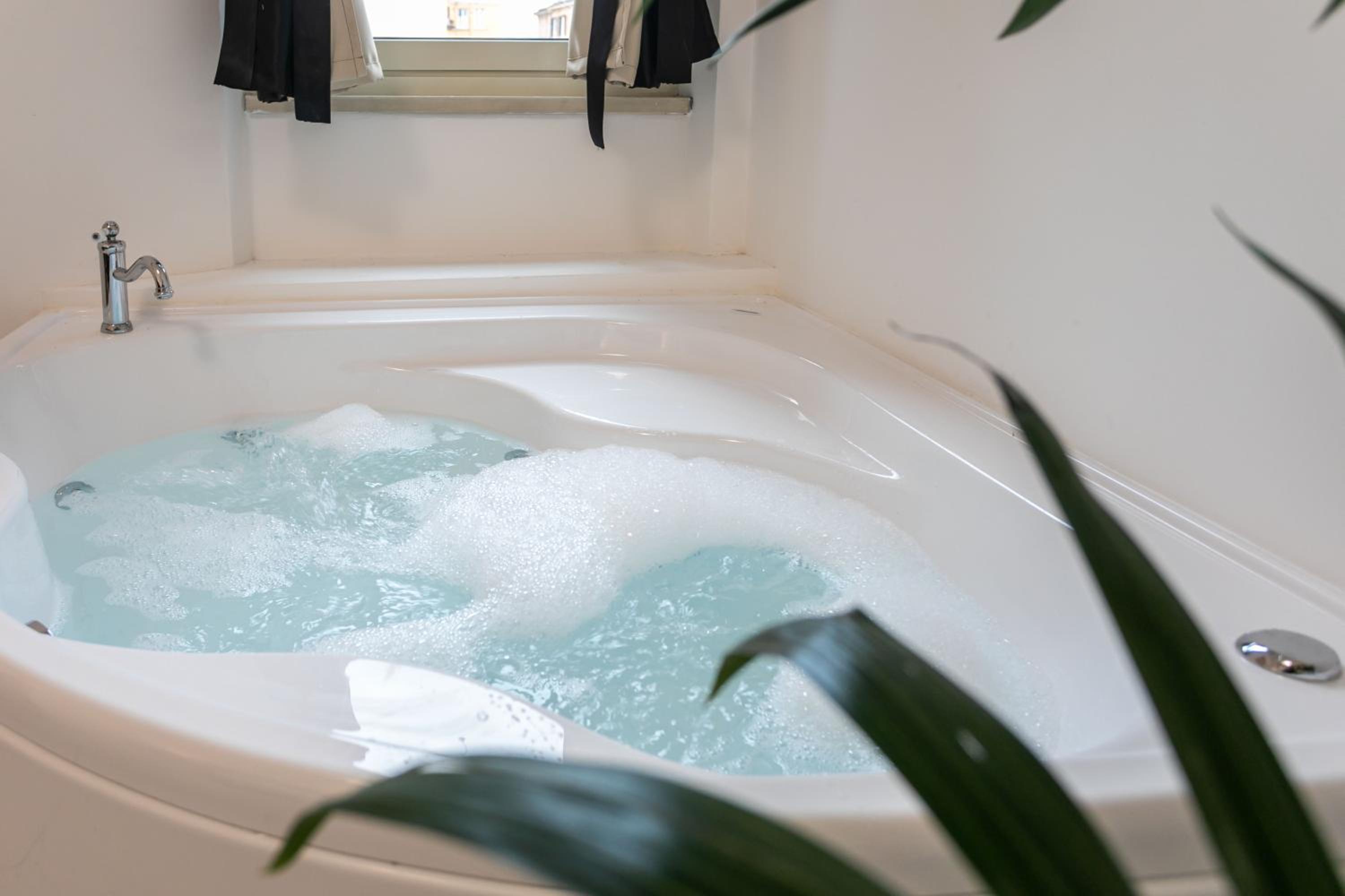 Double Room with Spa Bath photo 2