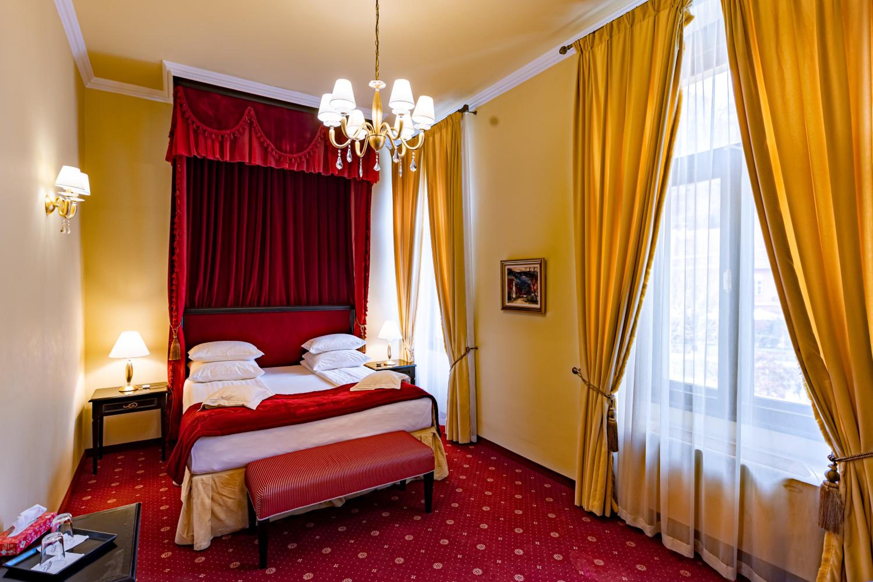 Deluxe Superior Double Room with Citadel View and Canopy Bed photo 2