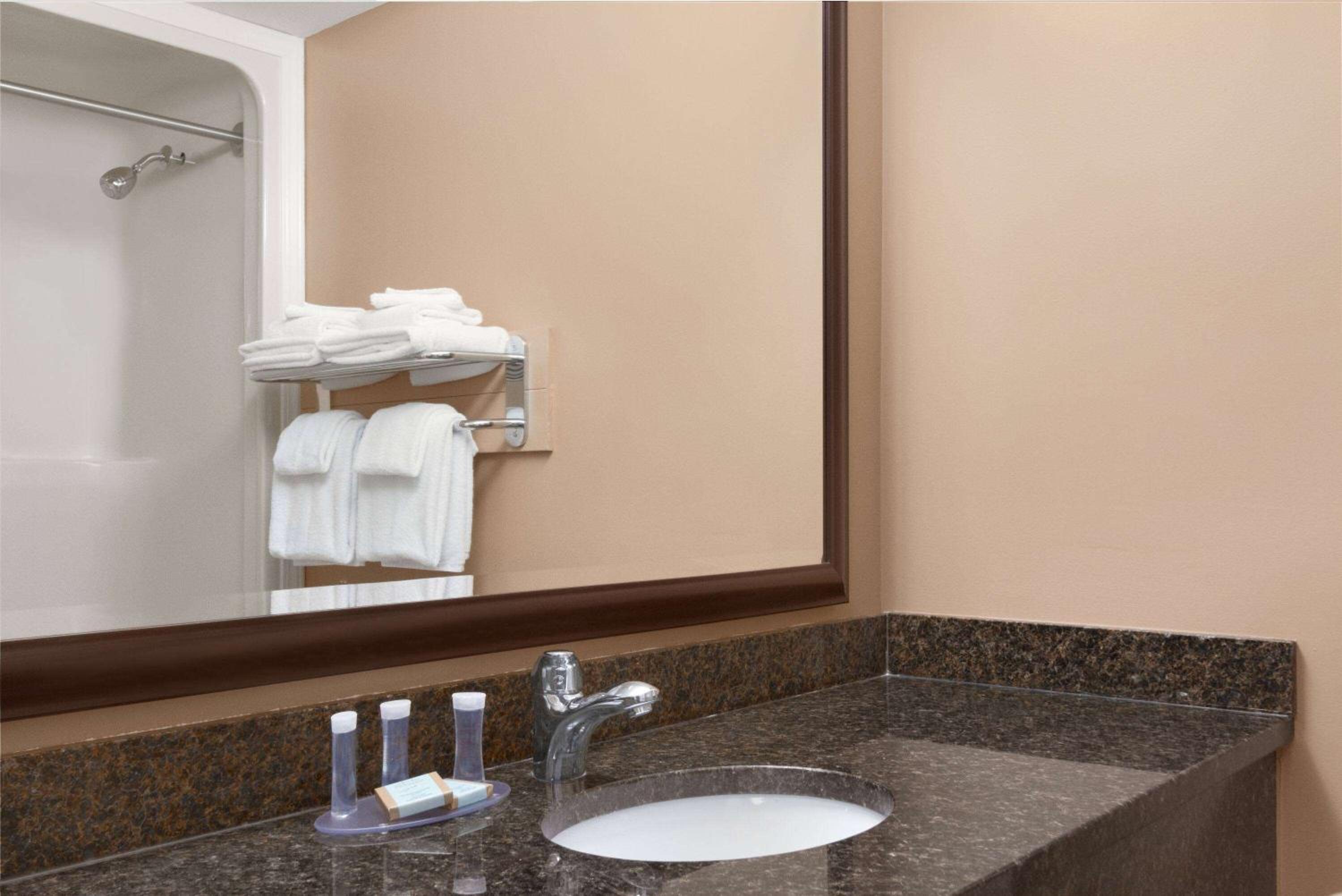 Queen  Suite, Non-Smoking - Photo 6