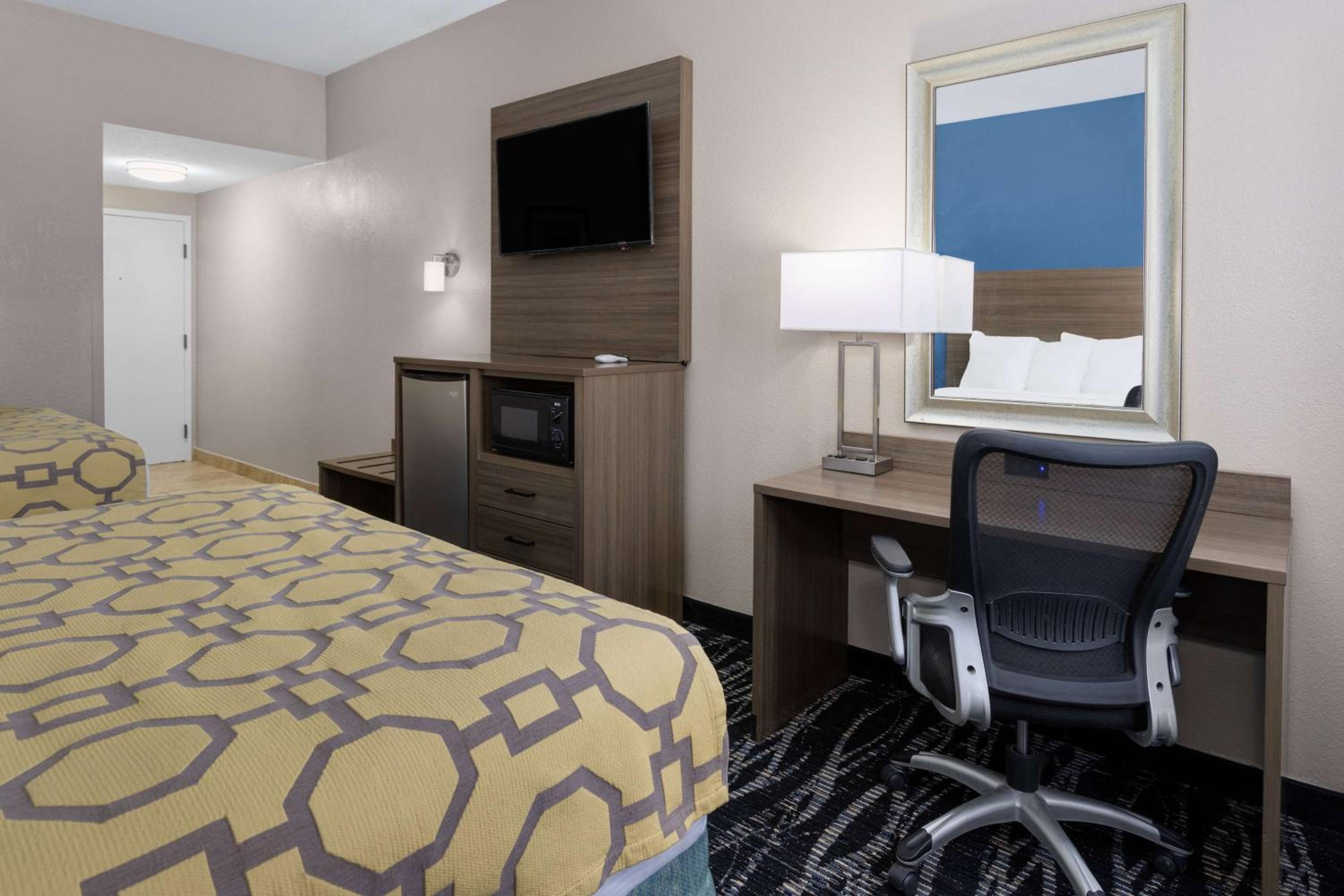 Queen Room with Two Queen Beds - Non-Smoking - Photo 1