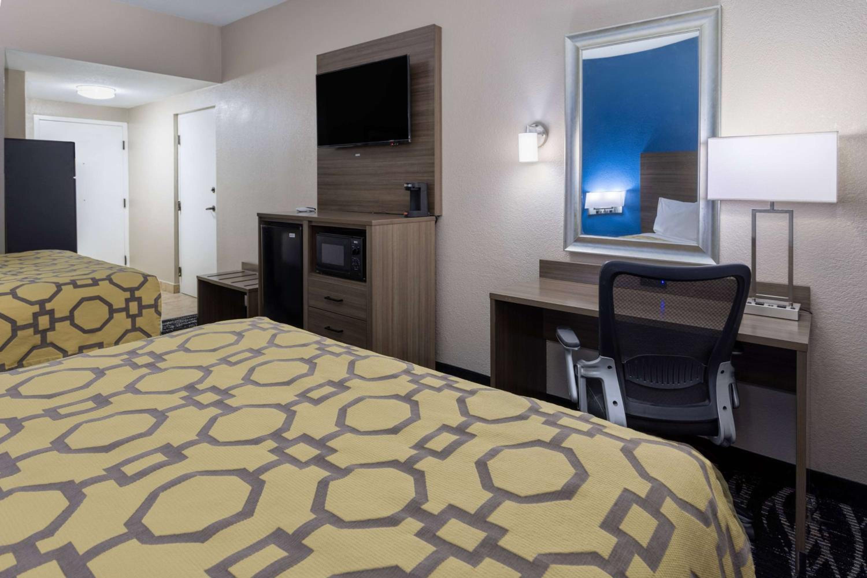 Deluxe Queen Room - Disability Access/Non-Smoking - Photo 1
