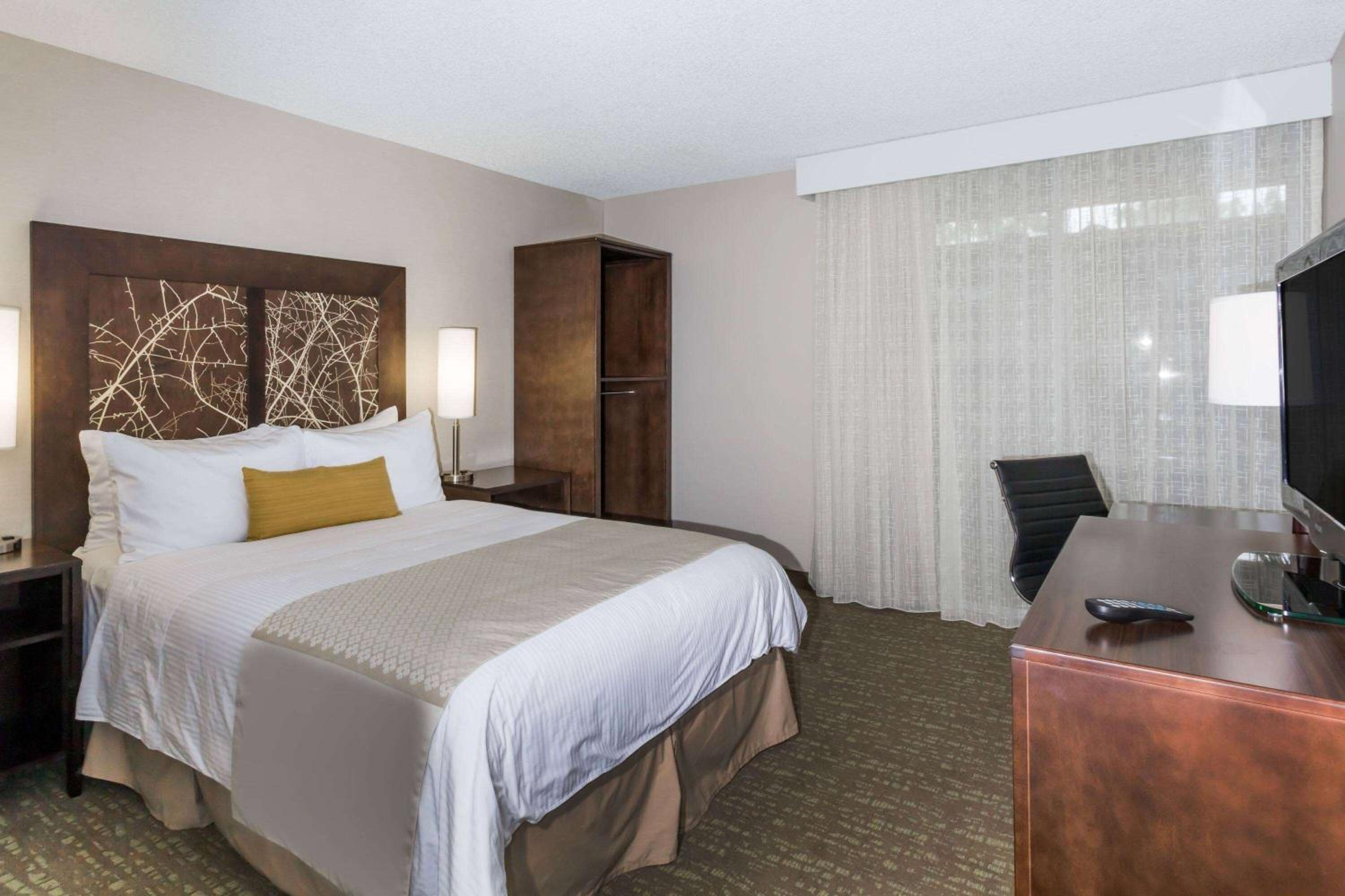 Queen Room with Roll-In Shower - Mobility Access/Non-Smoking - Photo 1