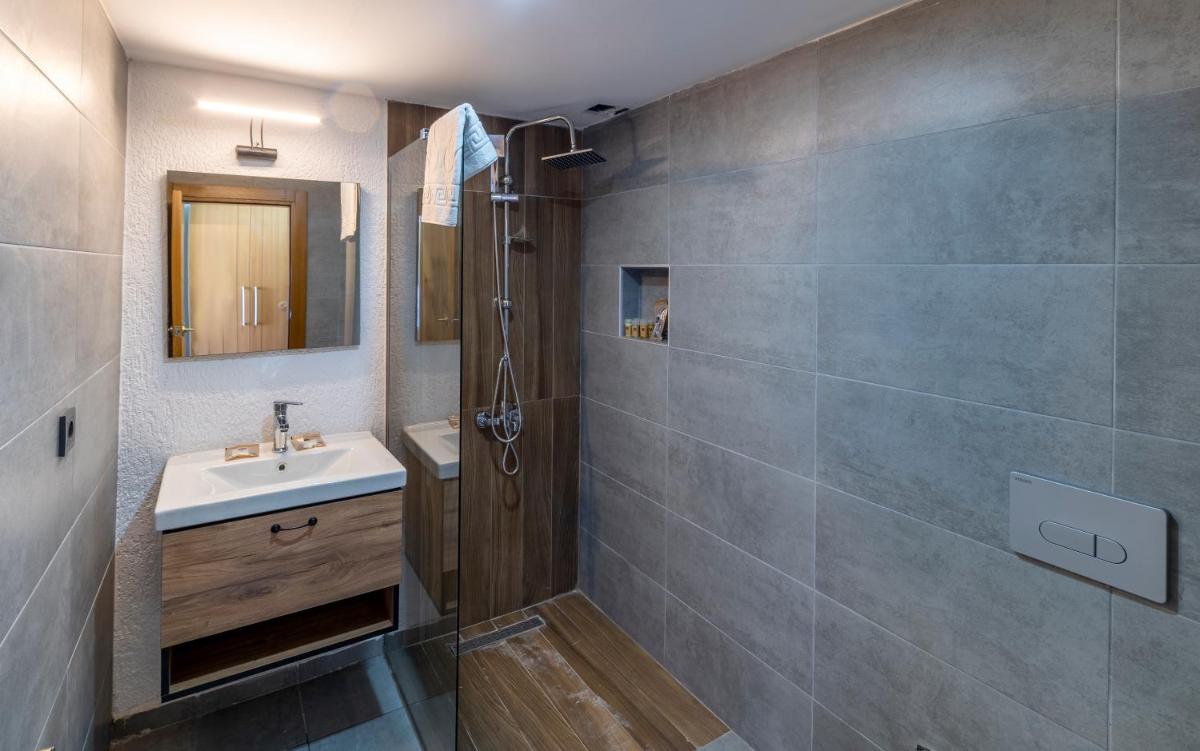 Deluxe Double Room with Sea View - Photo 4
