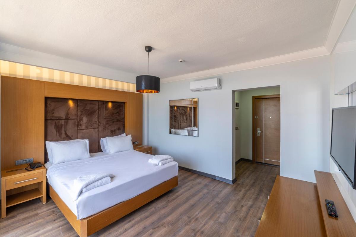 Deluxe Double Room with Sea View - Photo 1