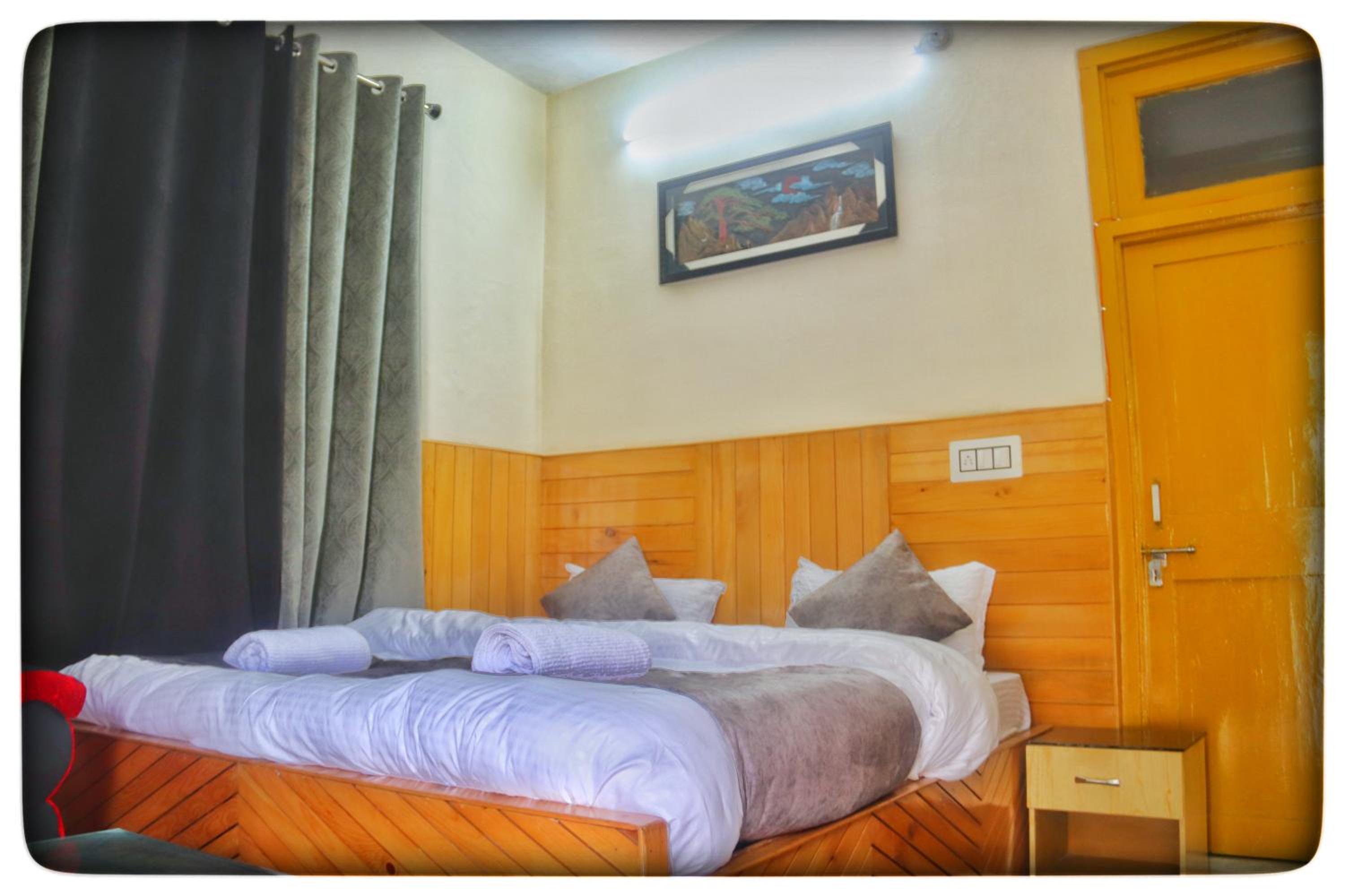 Double or Twin Room with Mountain View photo 3