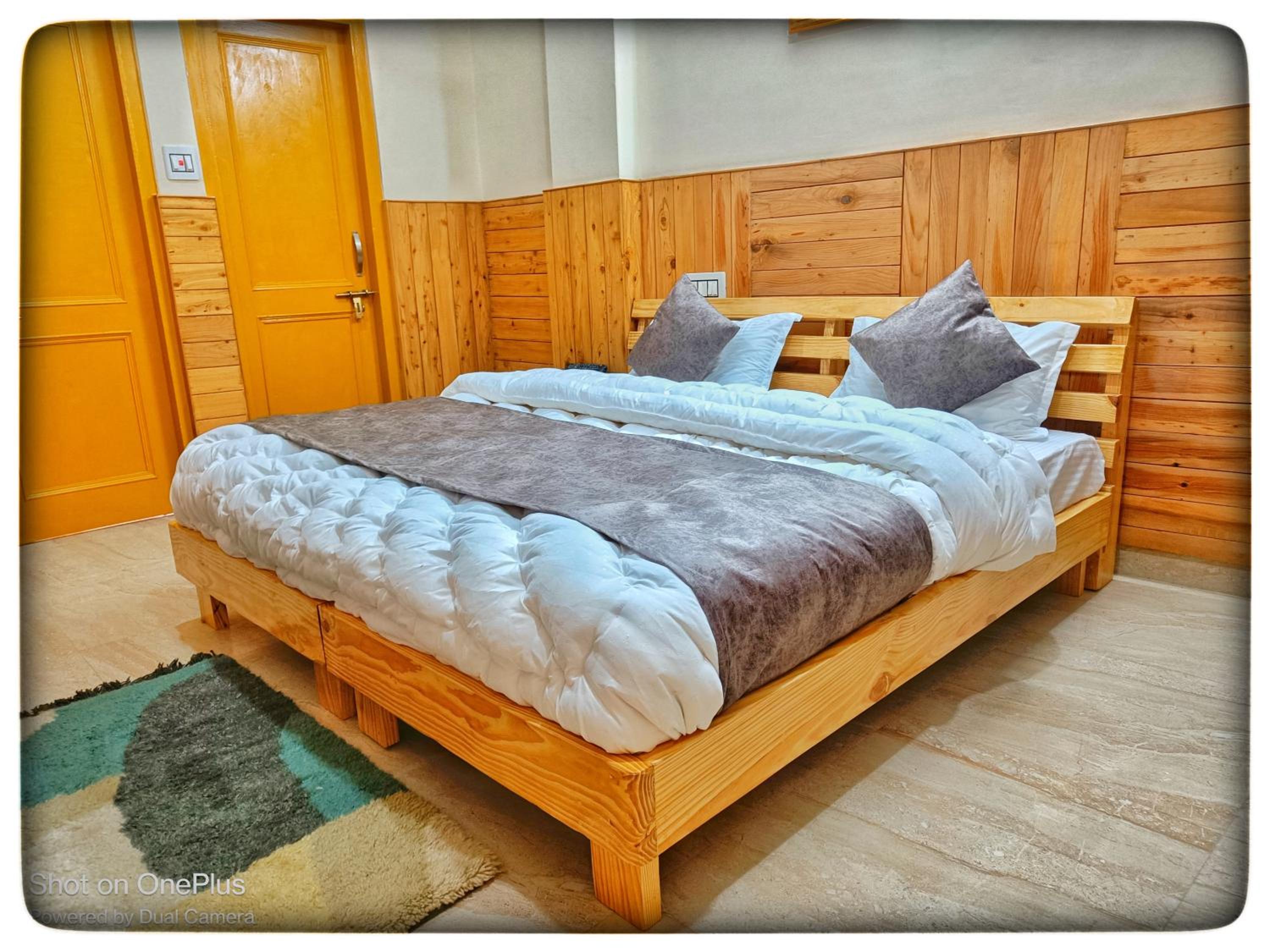 Double or Twin Room with Mountain View