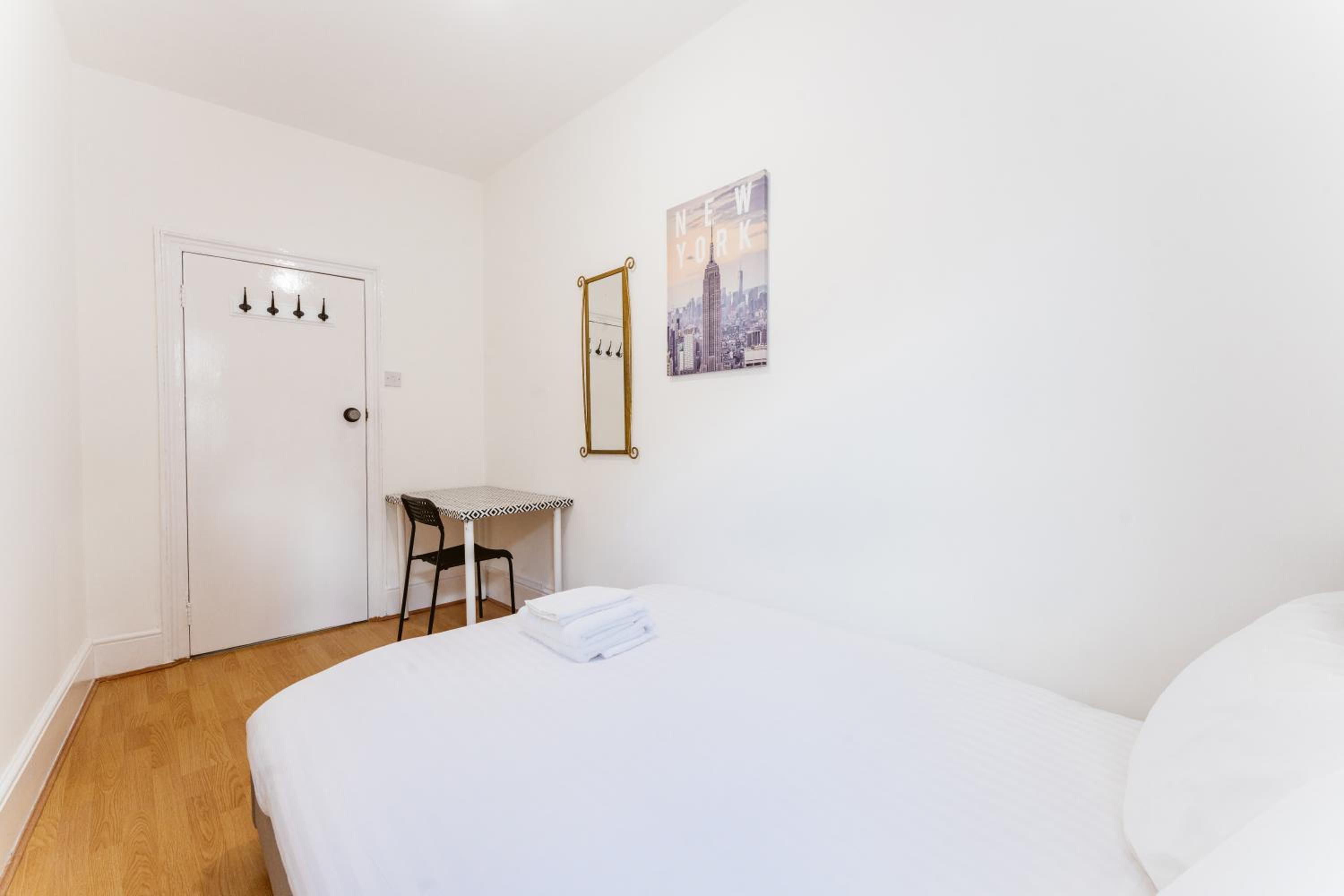 Double Room with Shared Bathroom photo 2