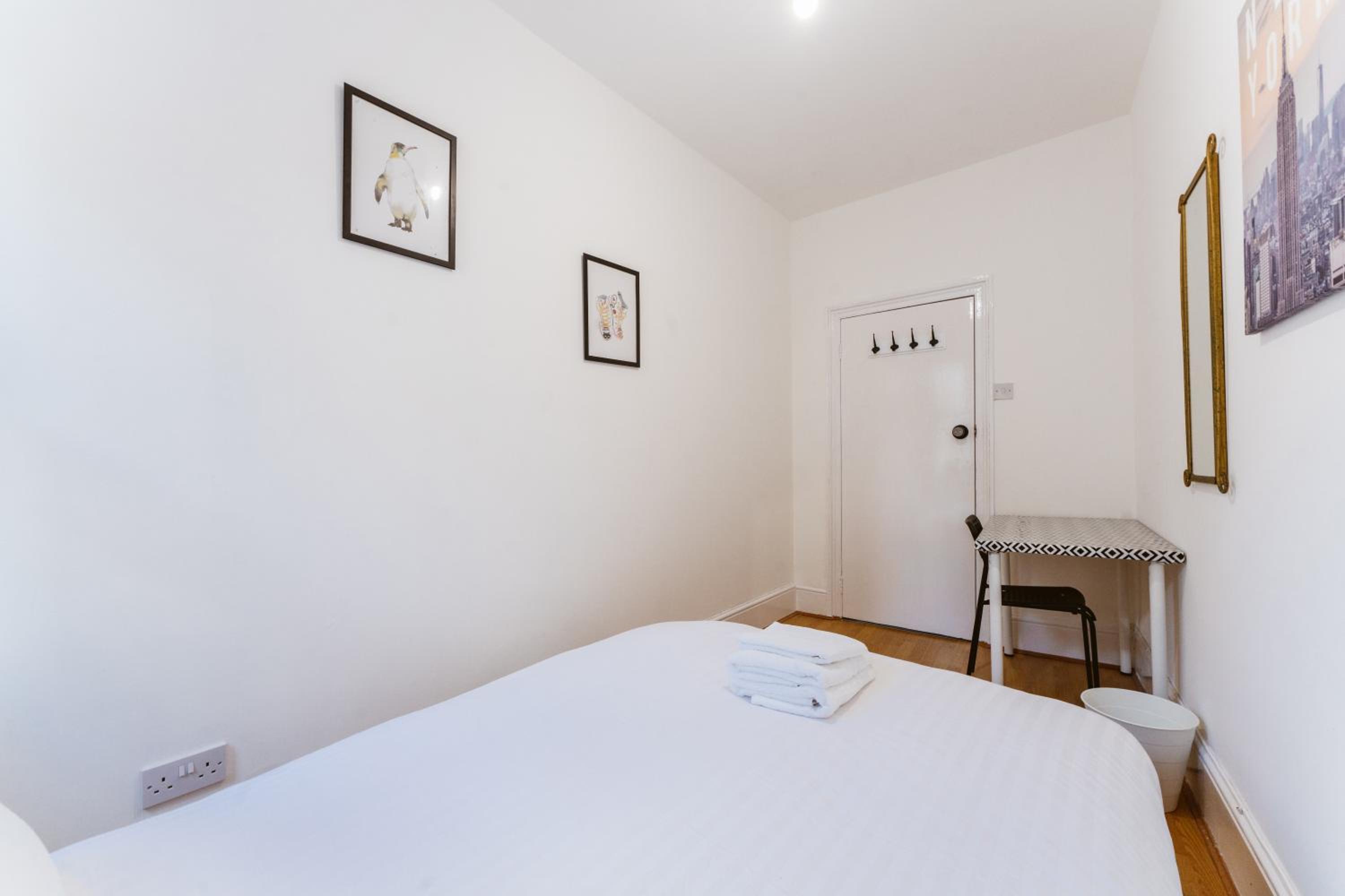 Double Room with Shared Bathroom photo 1