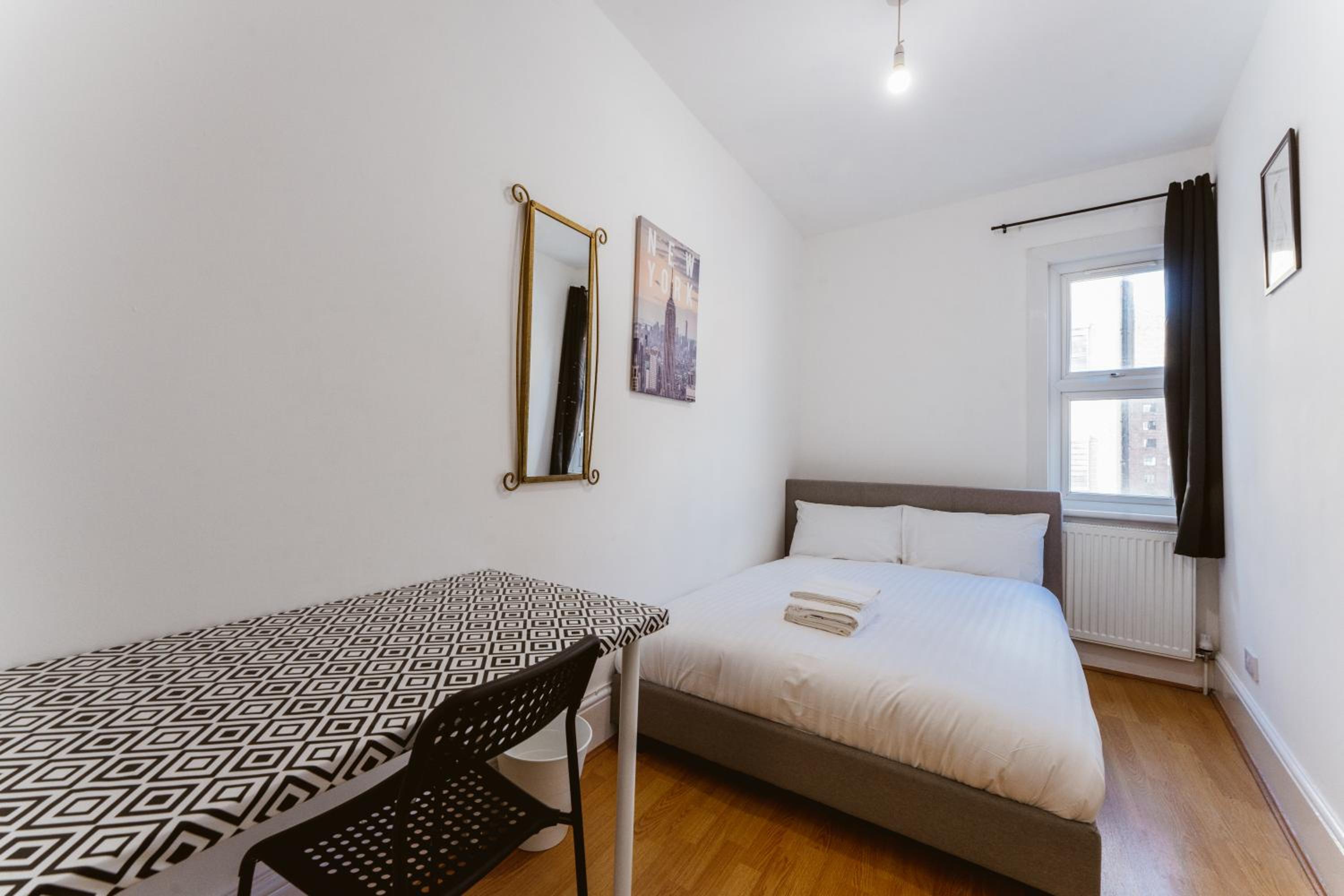 Double Room with Shared Bathroom photo 3