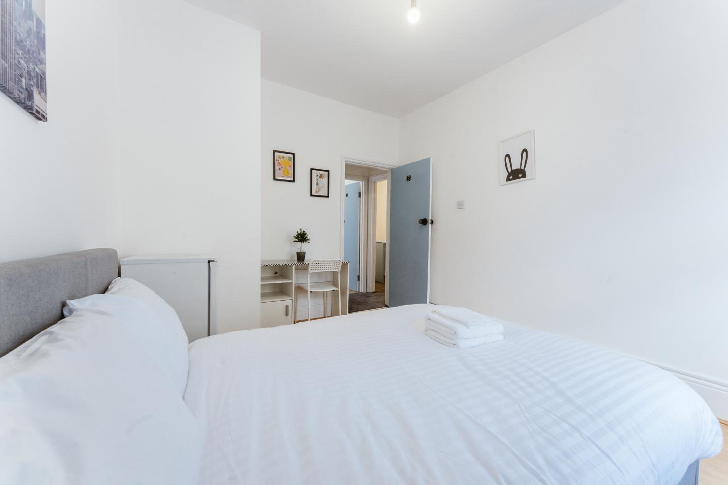 Double Room with Shared Bathroom photo 3