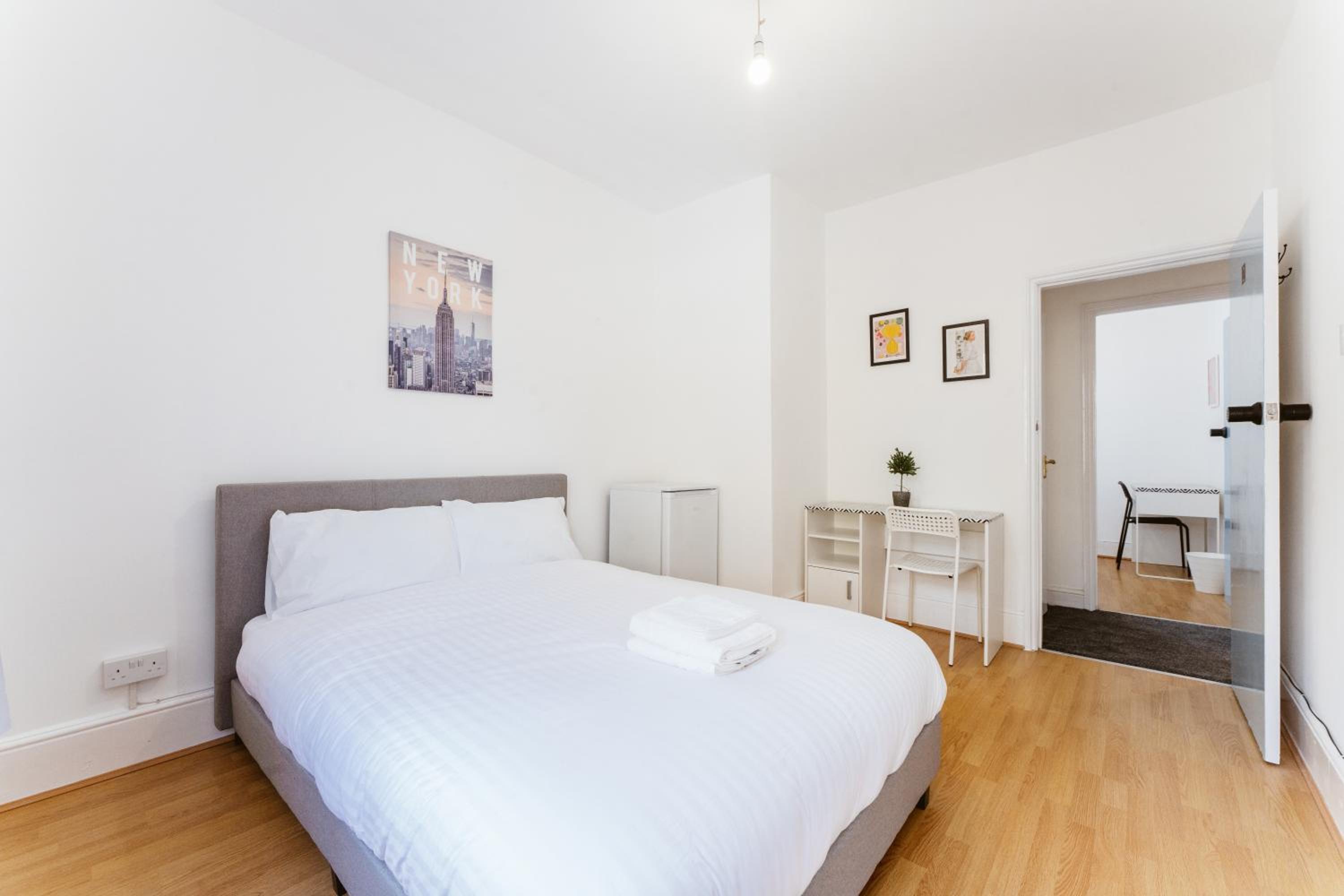 Double Room with Shared Bathroom photo 2