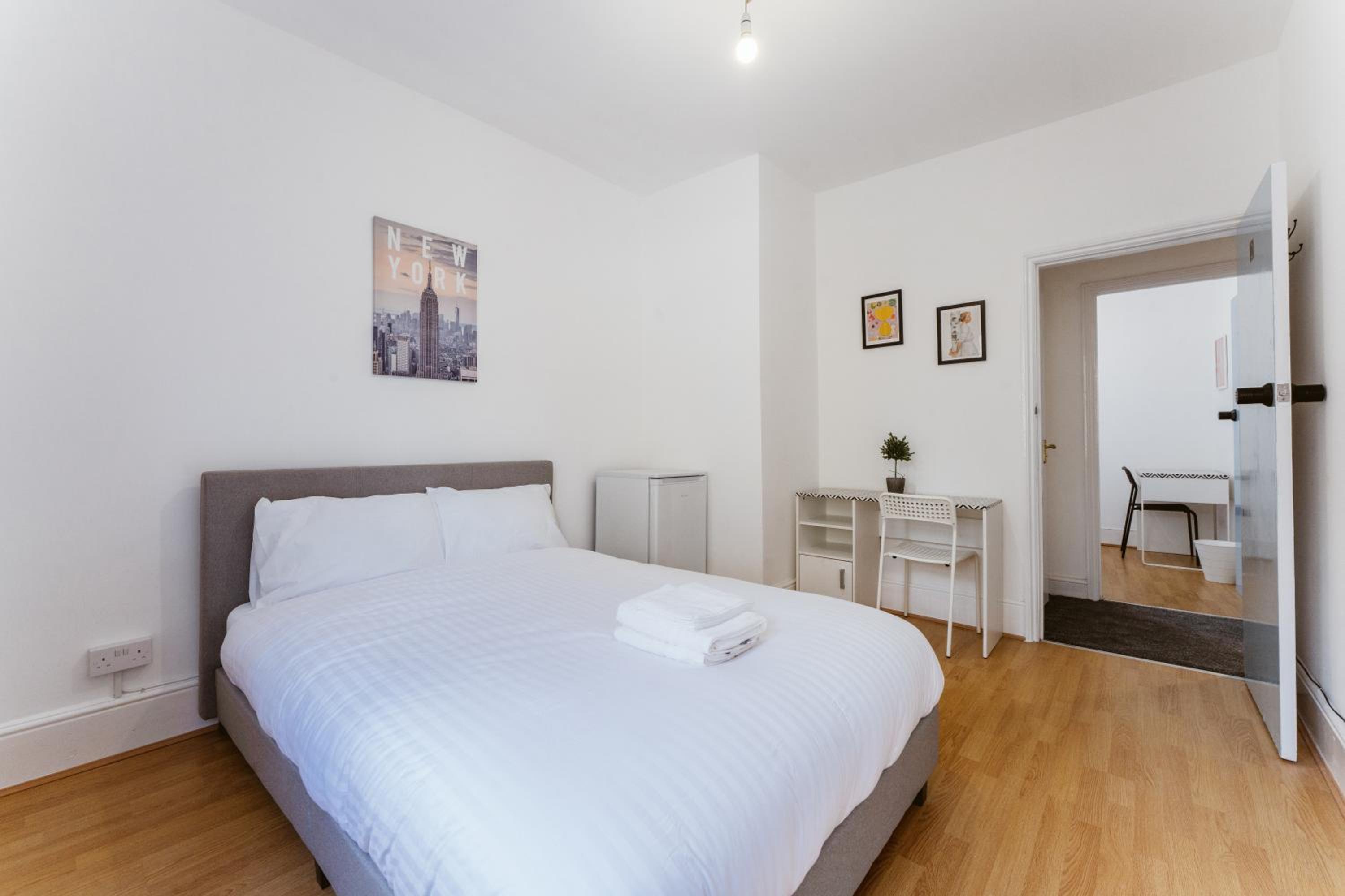 Double Room with Shared Bathroom photo 1