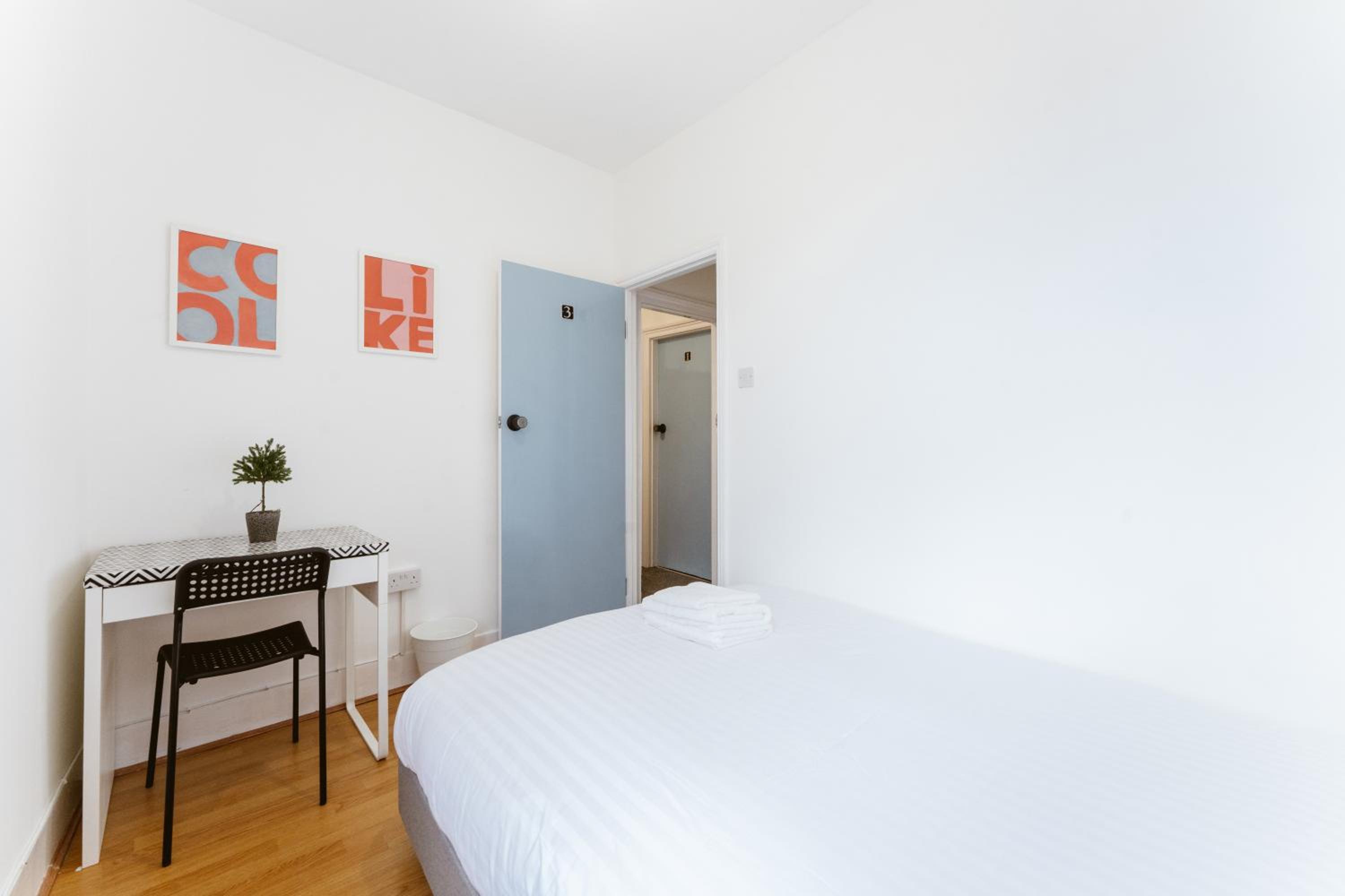 Double Room with Shared Bathroom photo 2