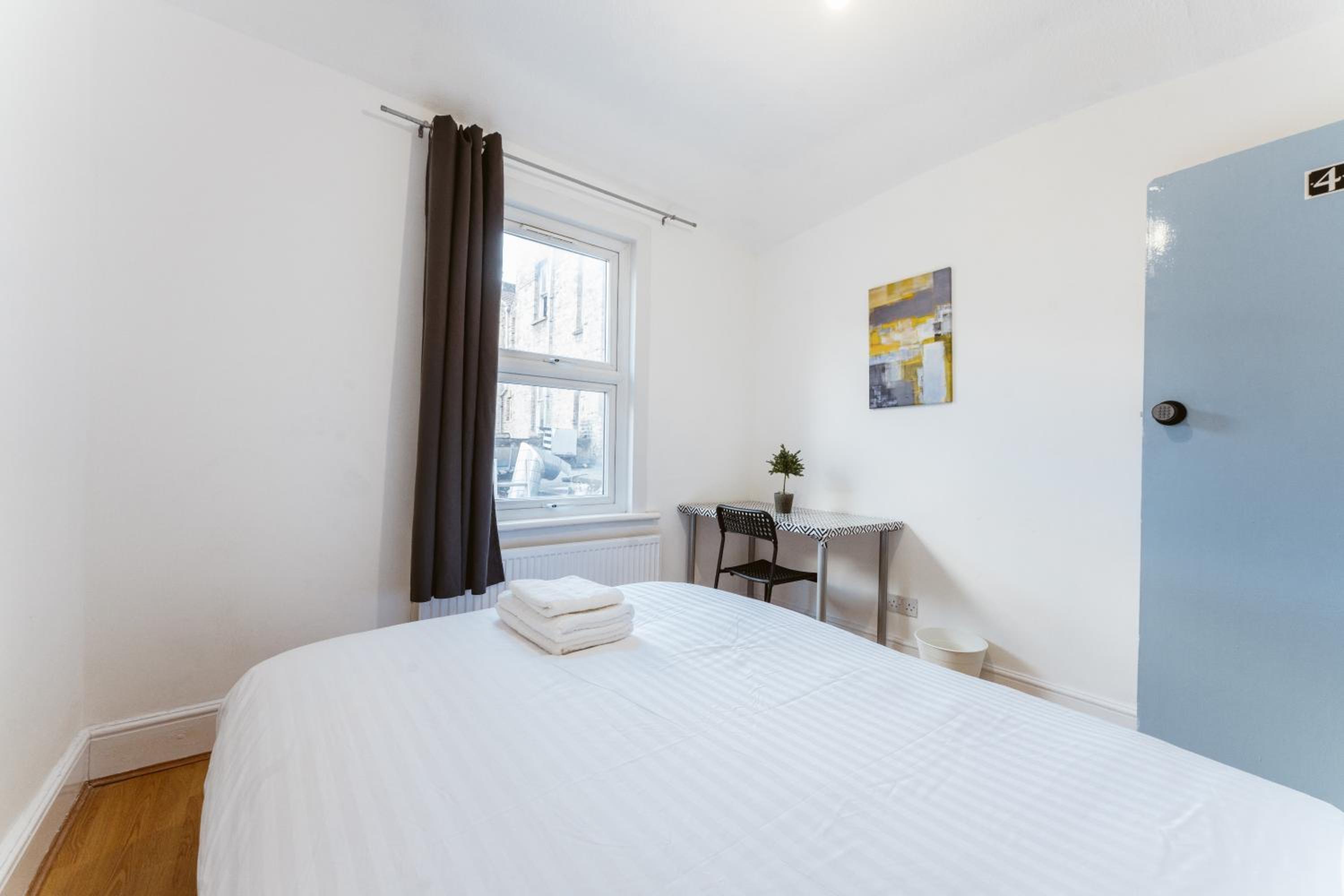 Double Room with Shared Bathroom photo 3